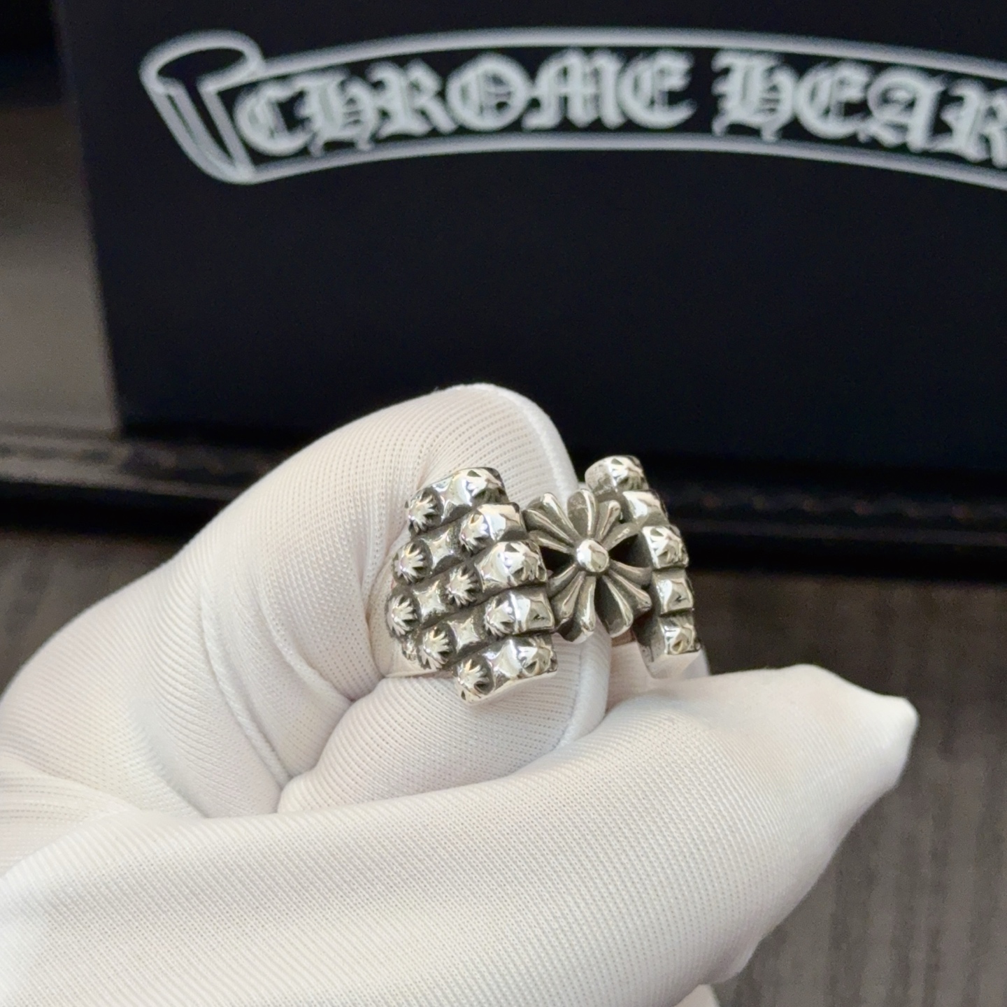 NO:386827,[Counter Quality] Chrome Hearts Croxin classic retro cross flower ring. Different concave and convex shapes are unique in design styles. Cross Scout flowers are Croxin's logo, so they last longer. The authentic version of Chrome Hearts Croxin necklace is the ordinary light version of the market. The quality is benchmarked against the quality of the printed details. The degree of retro old gray oxygen. Seiko version!  , jewelry boutique, chrome hearts, chrome hearts, necklace, ring19860909【专柜品质】Chrome Hearts克罗心经典复古十字花戒指 凹凸造型不同的花纹设计风格呈现出与众不同 十字架童军花是克罗心的标志 所以更经久不衰 正品打版Chrome Hearts克罗心项链区别市场普通轻版 对版对标品质 看字印细节 复古做旧灰氧程度.精工版本！,饰品精品,chrome hearts,chrome hearts,necklace,ring,Jewelry