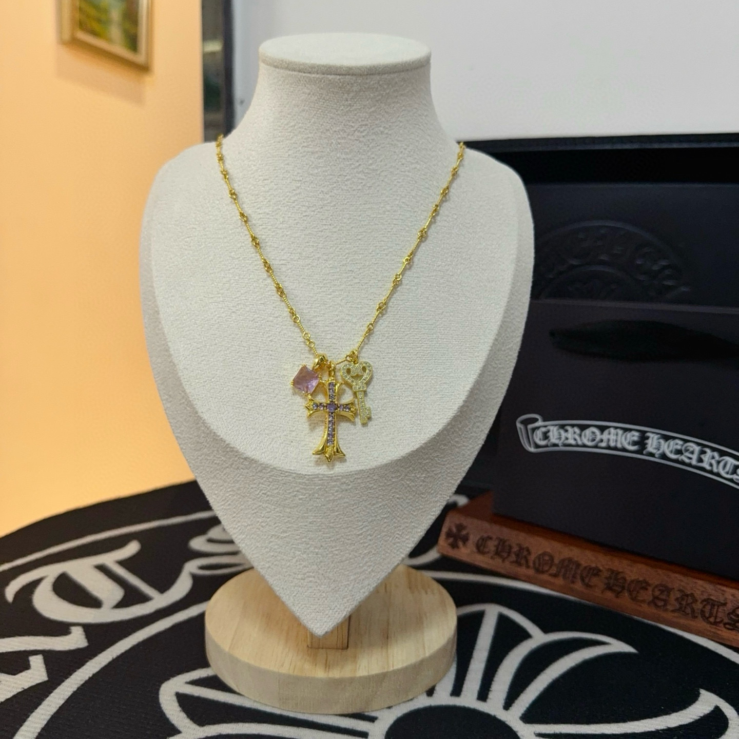 NO:386862,New [Counter Quality] Chrome Hearts 22k classic cross necklace, different pattern design styles with concave and convex shapes, presenting unique crosses. The Scout Flower is Croxin's ambition, so it lasts for a long time. Genuine version of Chrome Hearts Croxin, differentiates the market ordinary light version, benchmarks the quality of the version, looks at the details of the letter printing, retro, old gray oxygen level. Seiko version!  !  !  Pure handmade ~ Authentic model opening must-have fashion and fashion, both men and women can wear it, same style for couples, original official website, rock punk style silver style, retro elements, trendy and versatile!  , jewelry boutique, chrome hearts, chrome hearts, necklace19860909新款【专柜品质】Chrome Hearts克罗心22k经典十字架项链 ,凹凸造型不同的花纹设计风格 呈现出与众不同 十字架 童军花是克罗心的志 所以更经久不衰 正品打版Chrome Hearts克罗心 区别市场普通轻版 对版对标品质 看字印细节 复古做旧灰氧程度.精工版本！！！ 纯手工打造 ～正品开模潮流时尚必备 男女均可佩戴 情侣同款 官网原版 摇滚朋克泰银风格 复古元素 潮流百搭！,饰品精品,chrome hearts,chrome hearts,necklace,Jewelry