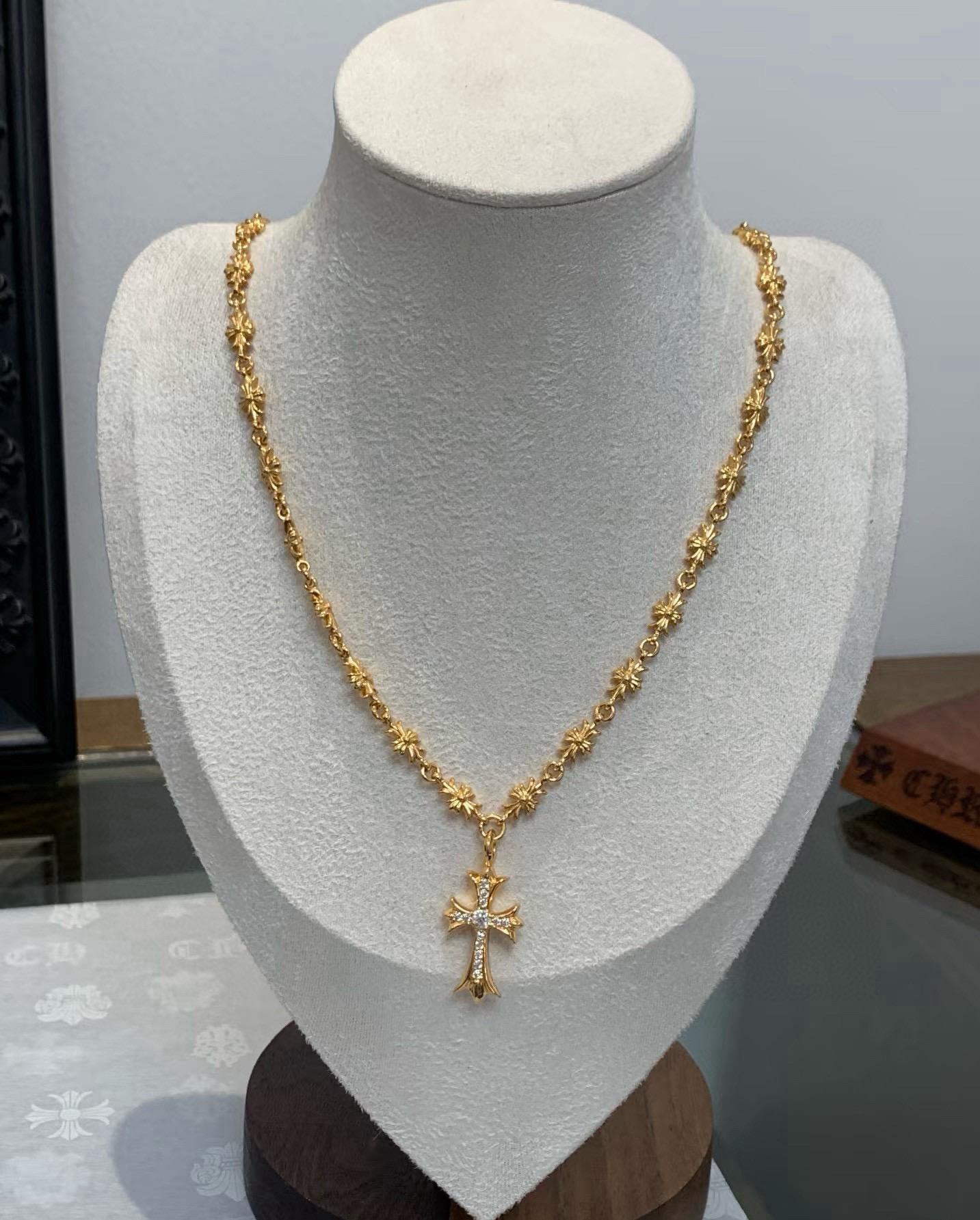 NO:386873,TikTok/Kuaishou/ins/Xiaohongshu/Live Hot, New [Counter Quality] Chrome Hearts Croxin Golden Cross Necklace, Different concave and convex and concave design styles, presenting unique cross Scout flowers are Croxin's ambitions, so they last longer. Genuine version of Chrome Hearts Croxin, differentiated from the market, benchmarked on the quality of the version, looking at the details of the letter printing, retro, old gray oxygen level. Seiko version!  !  !  Pure handmade ~ Authentic model opening must-have fashion and fashion, both men and women can wear it, same style for couples, original official website, rock punk style silver style, retro elements, trendy and versatile!  , jewelry boutique, chrome hearts, chrome hearts, necklace, gold19860909批 抖音/快手/ins/小红书/直播热门 ,新款【专柜品质】Chrome Hearts克罗心黄金色十字架项链 凹凸造型不同的花纹设计风格 呈现出与众不同 十字架 童军花是克罗心的志 所以更经久不衰 正品打版Chrome Hearts克罗心 区别市场普通轻版 对版对标品质 看字印细节 复古做旧灰氧程度.精工版本！！！ 纯手工打造 ～正品开模潮流时尚必备 男女均可佩戴 情侣同款 官网原版 摇滚朋克泰银风格 复古元素 潮流百搭！,饰品精品,chrome hearts,chrome hearts,necklace,gold,Jewelry