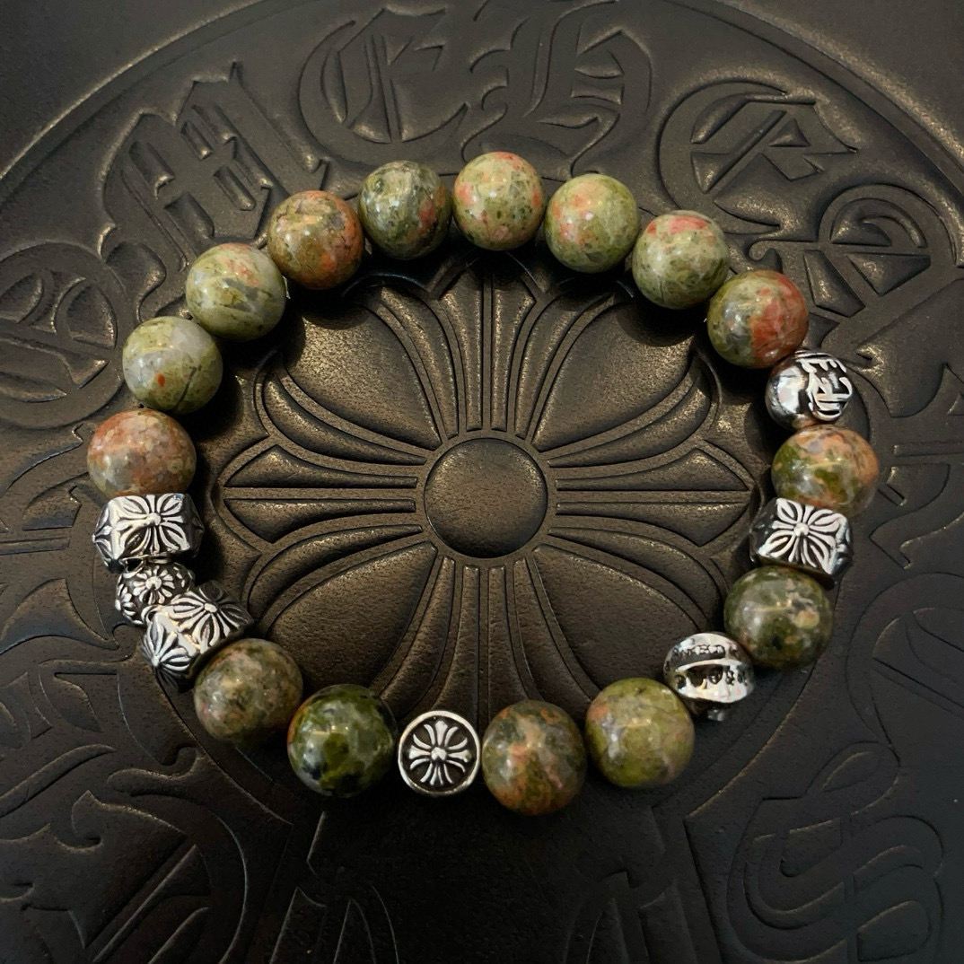 NO:386893,Batch New Model [Counter Quality] Chrome Hearts Croxin Classic Retro Multi-Element Bracelet Bracelet, Kuaishou/ins/Little Red Book Popular, Different Concave and Convex Scout Flowers present unique styles. Cross Scout Flowers are Croxin's logo, so they last longer. Genuine version Chrome Hearts Croxin Difference to the market ordinary light version, match the quality of the version, look at the details of the letter printing, retro and old gray oxygen level. Seiko version!  , jewelry boutique, chrome hearts, chrome hearts, bracelet19860909批 新款【专柜品质】Chrome Hearts克罗心 经典复古多元素手串手链 ,快手/ins/小红书热门,凹凸造型不同的花纹设计风格呈现出与众不同 十字架童军花是克罗心的标志 所以更经久不衰 正品打版Chrome Hearts克罗心 区别市场普通轻版 对版对标品质 看字印细节 复古做旧灰氧程度.精工版本！,饰品精品,chrome hearts,chrome hearts,bracelet,Jewelry