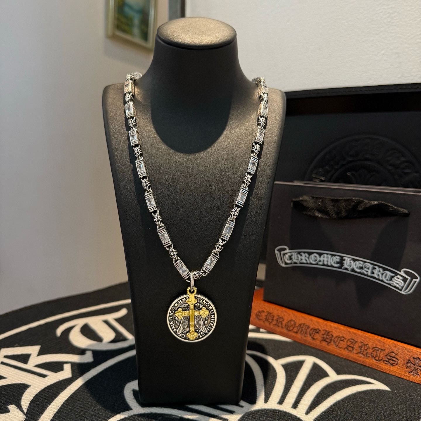 NO:386908,New [Counter Quality] Chrome Hearts Croxin Classic Retro Cross Element Necklace, Round Brand Cross Pendant, Different Concave and Convex Scout Flowers present unique to others Cross Scout Flowers are Croxin's ambition, so they last longer. Genuine version of Chrome Hearts Croxin, different from the market, benchmark the quality of the version, look at the details of the letter printing, retro, old gray oxygen level. Seiko version!  !  !  Pure handmade ~ Authentic model opening must-have fashion and fashion, both men and women can wear it, same style for couples, original official website, rock punk style silver style, retro elements, trendy and versatile!  , jewelry boutique, chrome hearts, chrome hearts, necklace19860909新款【专柜品质】Chrome Hearts克罗心经典复古十字架元素项链 圆牌十字架吊坠 凹凸造型不同的花纹设计风格 呈现出与众不同 十字架 童军花是克罗心的志 所以更经久不衰 正品打版Chrome Hearts克罗心 区别市场普通轻版 对版对标品质 看字印细节 复古做旧灰氧程度.精工版本！！！ 纯手工打造 ～正品开模潮流时尚必备 男女均可佩戴 情侣同款 官网原版 摇滚朋克泰银风格 复古元素 潮流百搭！,饰品精品,chrome hearts,chrome hearts,necklace,Jewelry