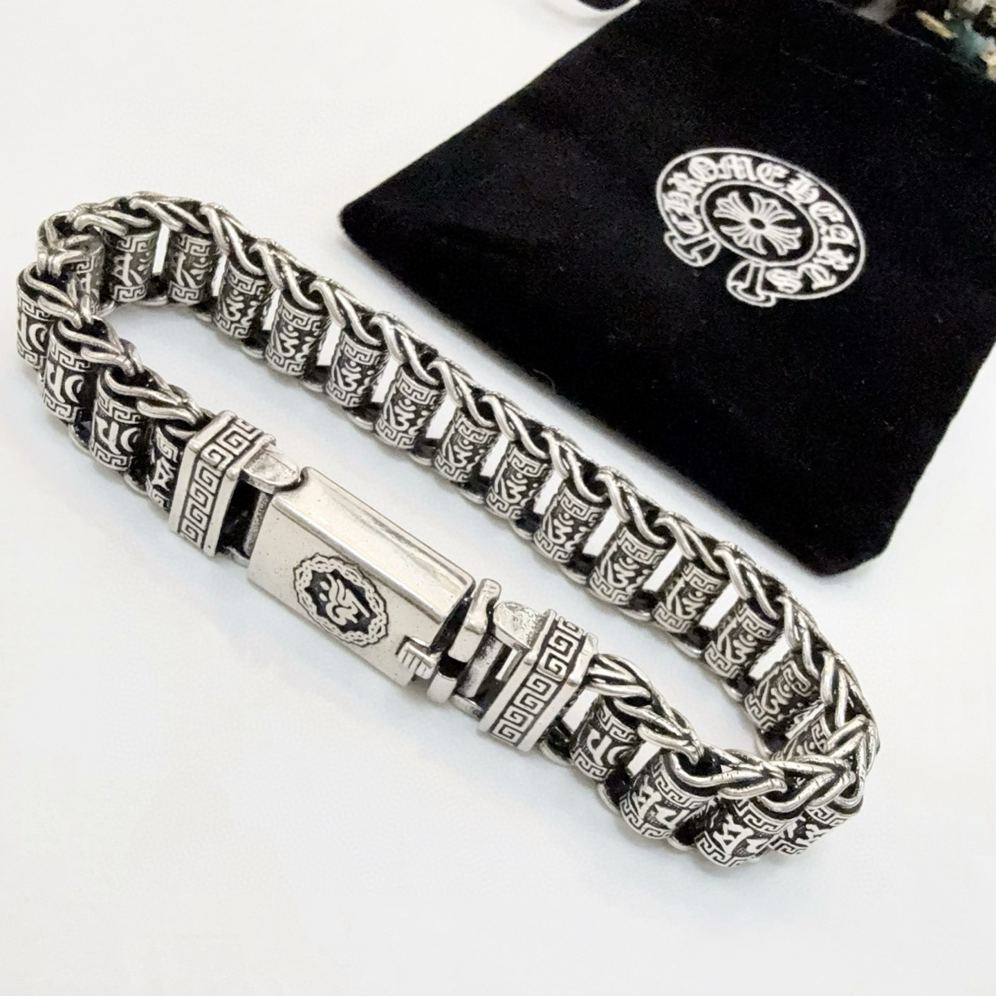 NO:386916,New [Counter Quality] Chrome Hearts Croxin Classic retro Sanskrit bracelet bracelets, different pattern design styles with different concave and convex shapes, presenting uniqueness. Cross Scout flowers are Croxin's ambitions, so they last longer. Genuine version of Chrome Hearts Croxin, differentiating the market ordinary light version, matching the quality of the version, looking at the details of the letter printing, retro old gray oxygen level. Seiko version!  !  !  Pure handmade ~ Authentic model opening must-have fashion and fashion, both men and women can wear it, same style for couples, original official website, rock punk style silver style, retro elements, trendy and versatile!  , jewelry boutique, chrome hearts, chrome hearts, bracelet19860909新款【专柜品质】Chrome Hearts克罗心 经典复古梵文手链手串,凹凸造型不同的花纹设计风格 呈现出与众不同 十字架 童军花是克罗心的志 所以更经久不衰 正品打版Chrome Hearts克罗心 区别市场普通轻版 对版对标品质 看字印细节 复古做旧灰氧程度.精工版本！！！ 纯手工打造 ～正品开模潮流时尚必备 男女均可佩戴 情侣同款 官网原版 摇滚朋克泰银风格 复古元素 潮流百搭！,饰品精品,chrome hearts,chrome hearts,bracelet,Jewelry