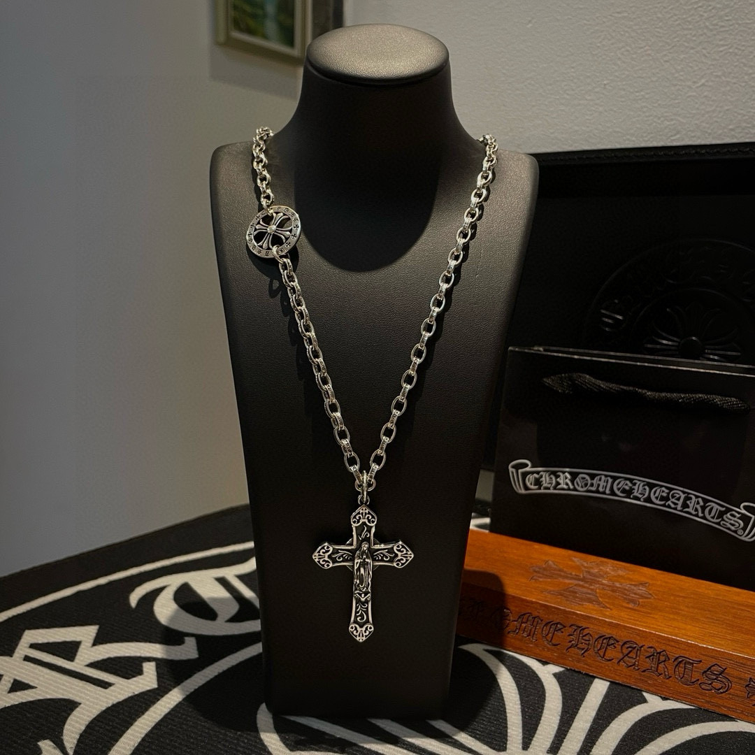 NO:386923,New [Counter Quality] Chrome Hearts Croxin Classic Retro Multi-Element Necklace Cross Pendant Different Concave and Convex Scout Flowers present unique to others Cross Scout Flowers are Croxin's ambitions, so they last longer. Genuine version Chrome Hearts Croxin Difference to the market ordinary light version, match the quality of the version, look at the details of the letter printing, retro old gray oxygen level. Seiko version!  !  !  Pure handmade ~ Authentic model opening must-have fashion and fashion, both men and women can wear it, same style for couples, original official website, rock punk style silver style, retro elements, trendy and versatile!  , jewelry boutique, chrome hearts, chrome hearts, necklace19860909新款【专柜品质】Chrome Hearts克罗心经典复古多元素项链 十字架吊坠 凹凸造型不同的花纹设计风格 呈现出与众不同 十字架 童军花是克罗心的志 所以更经久不衰 正品打版Chrome Hearts克罗心 区别市场普通轻版 对版对标品质 看字印细节 复古做旧灰氧程度.精工版本！！！ 纯手工打造 ～正品开模潮流时尚必备 男女均可佩戴 情侣同款 官网原版 摇滚朋克泰银风格 复古元素 潮流百搭！,饰品精品,chrome hearts,chrome hearts,necklace,Jewelry