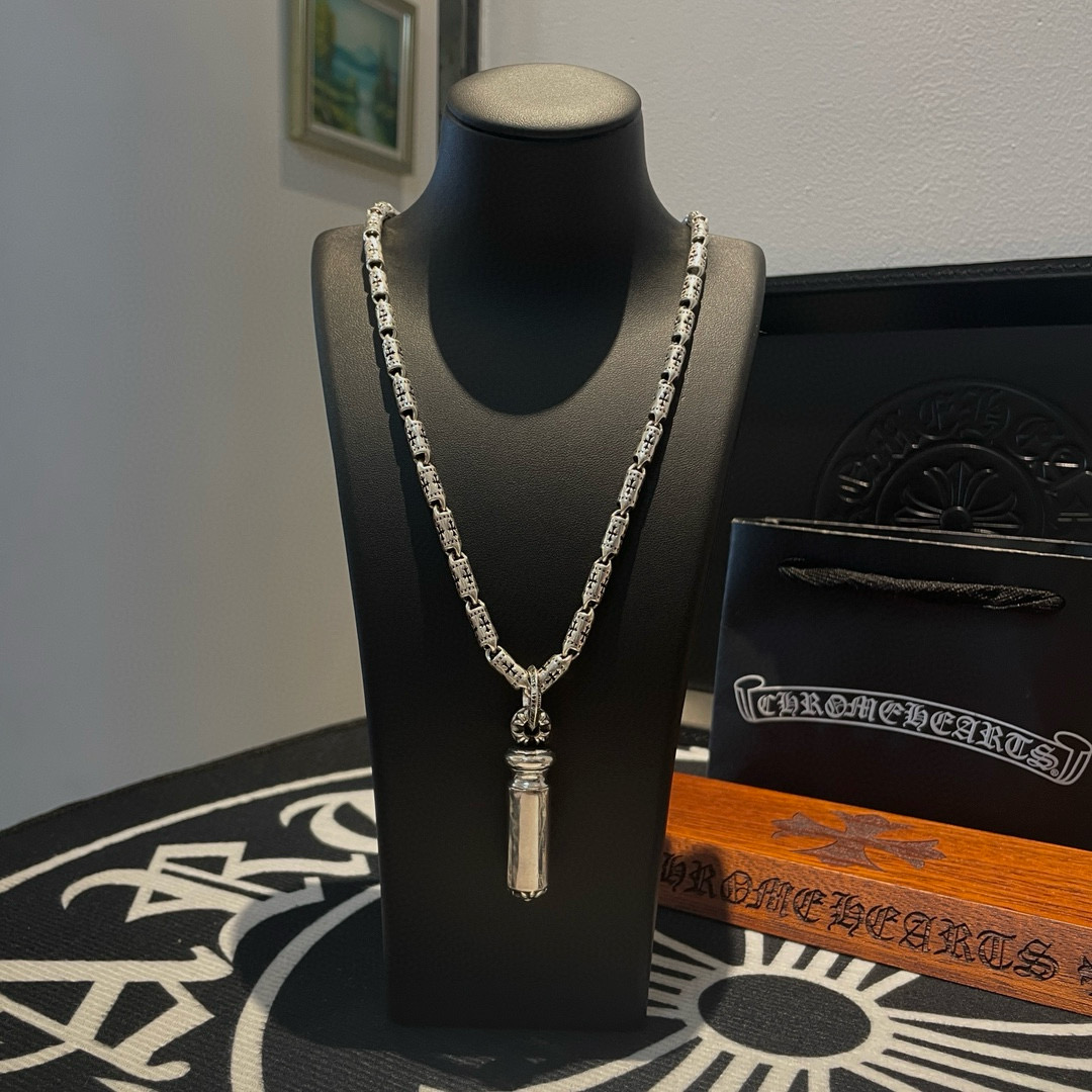 NO:515986,New [Counter Quality] Chrome Hearts Croxin Classic retro bamboo necklace Croxin cylindrical pendant Different pattern design styles with concave and convex shapes present a unique style Cross Scout flowers are Croxin's ambitions, so they last longer. Genuine version of Chrome Hearts Croxin Difference to the market ordinary light version, match the quality of the version, look at the details of the letter printing, the degree of retro old gray oxygen. Seiko version!  !  !  Pure handmade ~ Authentic model opening must-have fashion and fashion, both men and women can wear it, same style for couples, original official website, rock punk style silver style, retro elements, trendy and versatile!  , jewelry boutique, chrome hearts, chrome hearts, necklace19860909新款【专柜品质】Chrome Hearts克罗心 经典复古竹节项链 克罗心圆柱吊坠 凹凸造型不同的花纹设计风格 呈现出与众不同 十字架 童军花是克罗心的志 所以更经久不衰 正品打版Chrome Hearts克罗心 区别市场普通轻版 对版对标品质 看字印细节 复古做旧灰氧程度.精工版本！！！ 纯手工打造 ～正品开模潮流时尚必备 男女均可佩戴 情侣同款 官网原版 摇滚朋克泰银风格 复古元素 潮流百搭！,饰品精品,chrome hearts,chrome hearts,necklace,Jewelry