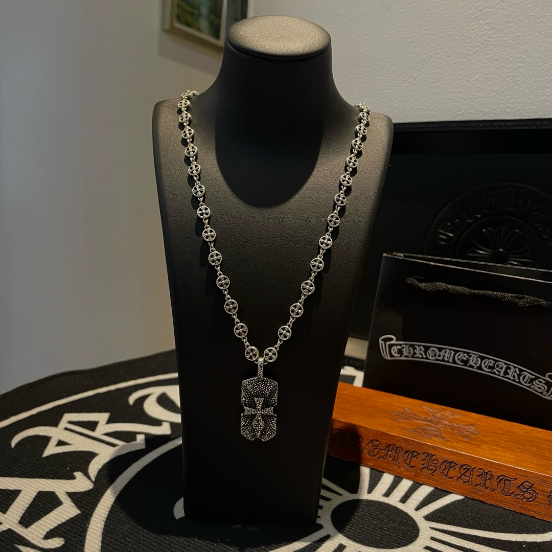 NO:515994,New [Counter Quality] Chrome Hearts Croxin Classic Retro Cross Flower Ball Necklace Military Cross Pendant Different Concave and Convex Scout Flowers present unique to others Cross Scout Flowers are Croxin's ambitions, so they last longer. Genuine version of Chrome Hearts Croxin Difference to the market ordinary light version, match the quality of the version, look at the details of the letter printing, retro old gray oxygen level. Seiko version!  !  !  Pure handmade ~ Authentic model opening must-have fashion and fashion, both men and women can wear it, same style for couples, original official website, rock punk style silver style, retro elements, trendy and versatile!  , jewelry boutique, chrome hearts, chrome hearts, necklace19860909新款【专柜品质】Chrome Hearts克罗心经典复古十字花球项链 军牌十字架吊坠 凹凸造型不同的花纹设计风格 呈现出与众不同 十字架 童军花是克罗心的志 所以更经久不衰 正品打版Chrome Hearts克罗心 区别市场普通轻版 对版对标品质 看字印细节 复古做旧灰氧程度.精工版本！！！ 纯手工打造 ～正品开模潮流时尚必备 男女均可佩戴 情侣同款 官网原版 摇滚朋克泰银风格 复古元素 潮流百搭！,饰品精品,chrome hearts,chrome hearts,necklace,Jewelry