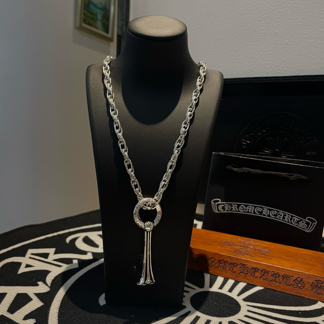 NO:515999,New [Counter Quality] Chrome Hearts Croxin Classic Retro Croxin Necklace Large bottle opener pendant Different pattern design styles with different concave and convex shapes present a unique style Cross Scout flower is Croxin's ambition, so it lasts for a long time Genuine version Chrome Hearts Croxin Difference to the market ordinary light version Corresponding to the quality of the version Benchmarking, looking at the details of the letter printing, retro old gray oxygen level. Seiko version!  !  !  Pure handmade ~ Authentic model opening must-have fashion and fashion, both men and women can wear it, same style for couples, original official website, rock punk style silver style, retro elements, trendy and versatile!  , jewelry boutique, chrome hearts, chrome hearts, necklace19860909新款【专柜品质】Chrome Hearts克罗心经典复古环扣项链 大号开瓶器吊坠 凹凸造型不同的花纹设计风格 呈现出与众不同 十字架 童军花是克罗心的志 所以更经久不衰 正品打版Chrome Hearts克罗心 区别市场普通轻版 对版对标品质 看字印细节 复古做旧灰氧程度.精工版本！！！ 纯手工打造 ～正品开模潮流时尚必备 男女均可佩戴 情侣同款 官网原版 摇滚朋克泰银风格 复古元素 潮流百搭！,饰品精品,chrome hearts,chrome hearts,necklace,Jewelry