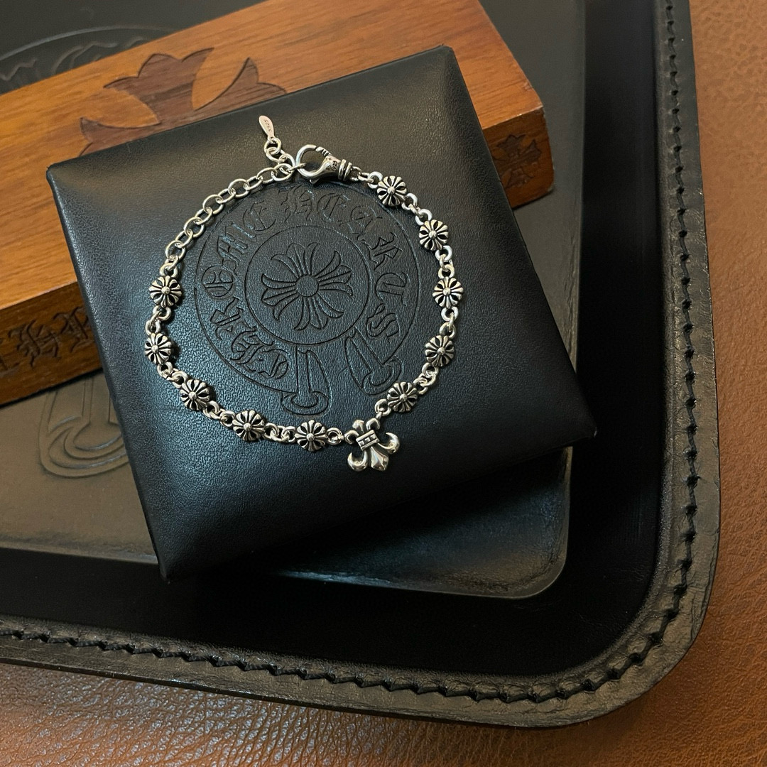 NO:516018,New [Counter Quality] Chrome Hearts Croxin Classic retro cross bracelet with different concave and convex and concave design styles presenting unique crosses Cross Scout flowers are Croxin's ambitions, so they last longer. Genuine version of Chrome Hearts Croxin, differentiated from the market, benchmarked on the quality of the version, looked at the details of the letter printing, the degree of retro old gray oxygen. Seiko version!  !  !  Pure handmade ~ Authentic model opening must-have fashion and fashion, both men and women can wear it, same style for couples, original official website, rock punk style silver style, retro elements, trendy and versatile!  , jewelry boutique, chrome hearts, chrome hearts, bracelet19860909新款【专柜品质】Chrome Hearts克罗心 经典复古十字花手链 凹凸造型不同的花纹设计风格 呈现出与众不同 十字架 童军花是克罗心的志 所以更经久不衰 正品打版Chrome Hearts克罗心 区别市场普通轻版 对版对标品质 看字印细节 复古做旧灰氧程度.精工版本！！！ 纯手工打造 ～正品开模潮流时尚必备 男女均可佩戴 情侣同款 官网原版 摇滚朋克泰银风格 复古元素 潮流百搭！,饰品精品,chrome hearts,chrome hearts,bracelet,Jewelry