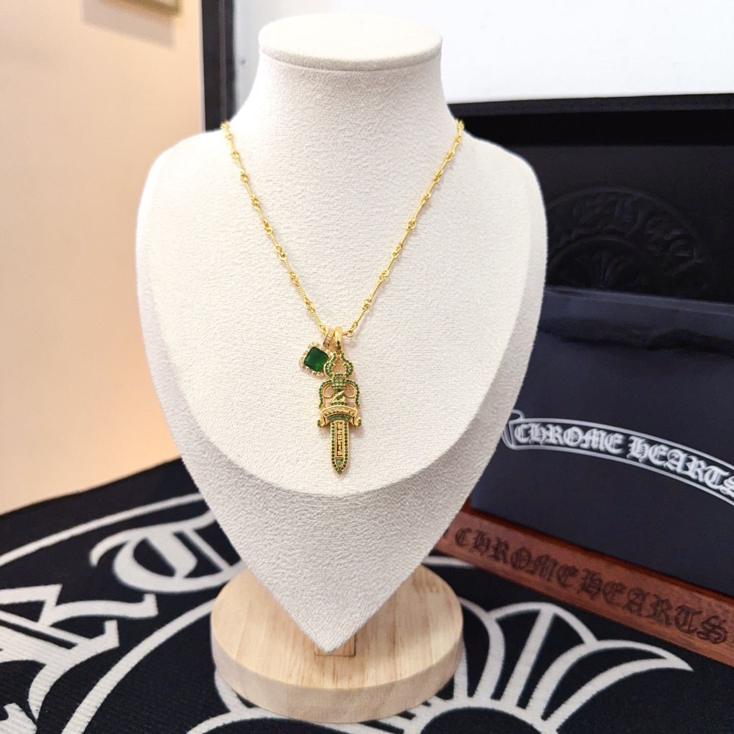 NO:516036,New [Counter Quality] Chrome Hearts Croxin Green Diamond Sword Necklace, different pattern design styles with concave and convex shapes, presenting uniqueness. Cross Scout flowers are Croxin's ambitions, so they last longer. Genuine version of Chrome Hearts Croxin, differentiating the market, benchmarking the quality of the version, looking at the details of the letter printing, retro, old gray oxygen level. Seiko version!  !  !  Pure handmade ~ Authentic model opening must-have fashion and fashion, both men and women can wear it, same style for couples, original official website, rock punk style silver style, retro elements, trendy and versatile!  , jewelry boutique, chrome hearts, chrome hearts, necklace19860909新款【专柜品质】Chrome Hearts克罗心绿钻宝剑项链 凹凸造型不同的花纹设计风格 呈现出与众不同 十字架 童军花是克罗心的志 所以更经久不衰 正品打版Chrome Hearts克罗心 区别市场普通轻版 对版对标品质 看字印细节 复古做旧灰氧程度.精工版本！！！ 纯手工打造 ～正品开模潮流时尚必备 男女均可佩戴 情侣同款 官网原版 摇滚朋克泰银风格 复古元素 潮流百搭！,饰品精品,chrome hearts,chrome hearts,necklace,Jewelry