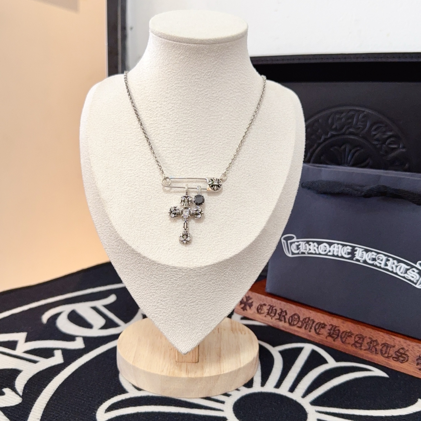 NO:516042,New [Counter Quality] Chrome Hearts Croxin pin flame cross necklace, different pattern design styles with concave and convex shapes, presenting uniqueness. Cross Scout flowers are Croxin's ambitions, so they last longer. Genuine version of Chrome Hearts Croxin, differentiated from the market, benchmarked on the quality of the version, looking at the details of the letter printing, retro, old gray oxygen level. Seiko version!  !  !  Pure handmade ~ Authentic model opening must-have fashion and fashion, both men and women can wear it, same style for couples, original official website, rock punk style silver style, retro elements, trendy and versatile!  , jewelry boutique, chrome hearts, chrome hearts, necklace19860909新款【专柜品质】Chrome Hearts克罗心别针火焰十字架项链 凹凸造型不同的花纹设计风格 呈现出与众不同 十字架 童军花是克罗心的志 所以更经久不衰 正品打版Chrome Hearts克罗心 区别市场普通轻版 对版对标品质 看字印细节 复古做旧灰氧程度.精工版本！！！ 纯手工打造 ～正品开模潮流时尚必备 男女均可佩戴 情侣同款 官网原版 摇滚朋克泰银风格 复古元素 潮流百搭！,饰品精品,chrome hearts,chrome hearts,necklace,Jewelry