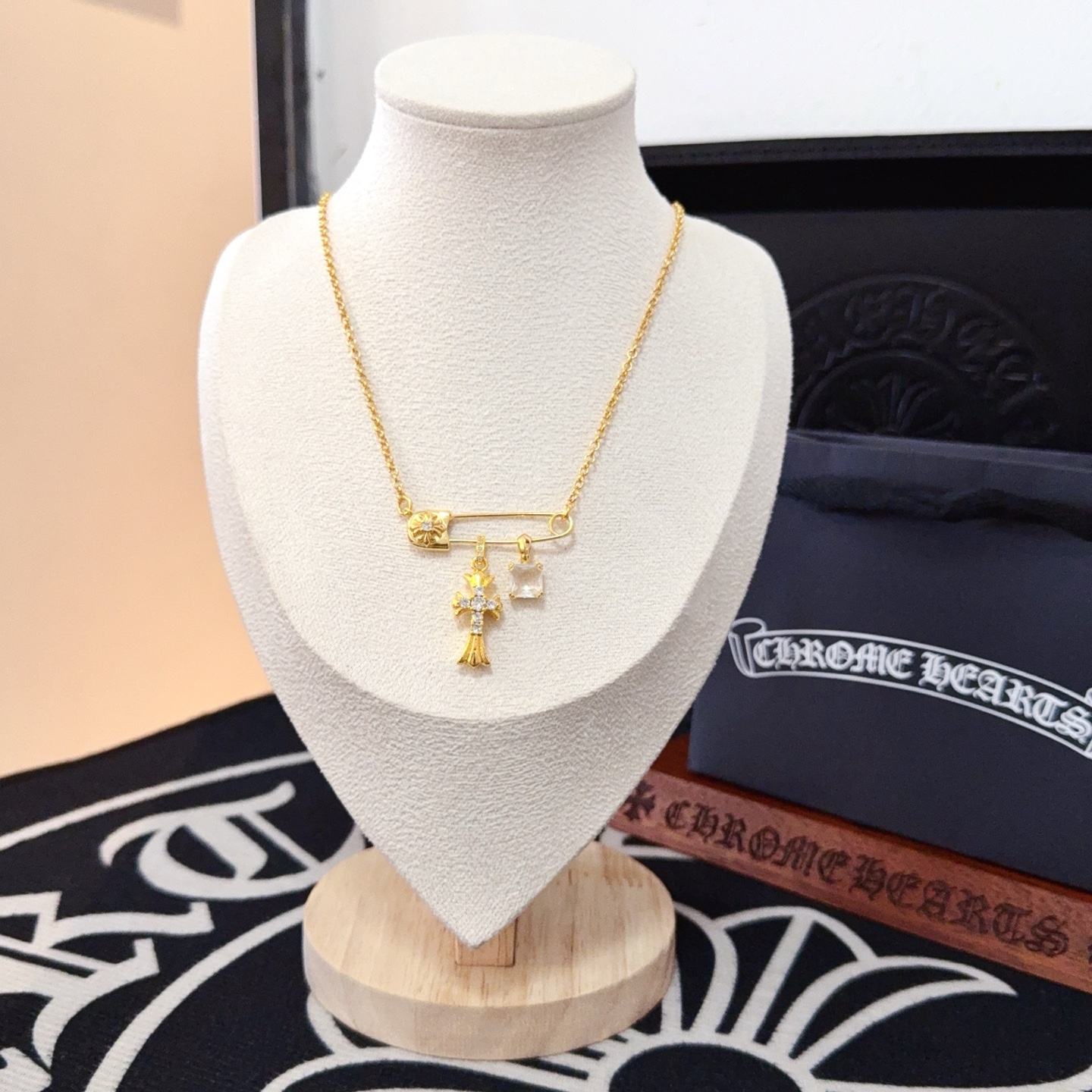 NO:516048,New [Counter Quality] Chrome Hearts Croxin pin cross necklace, different pattern design styles with concave and convex shapes, presenting uniqueness. Cross Scout flowers are Croxin's ambitions, so they last longer. Genuine version of Chrome Hearts Croxin, differentiating the market ordinary light version, matching the quality, looking at the details of the letter printing, retro, old gray oxygen level. Seiko version!  !  !  Pure handmade ~ Authentic model opening must-have fashion and fashion, both men and women can wear it, same style for couples, original official website, rock punk style silver style, retro elements, trendy and versatile!  , jewelry boutique, chrome hearts, chrome hearts, necklace19860909新款【专柜品质】Chrome Hearts克罗心别针十字架项链 凹凸造型不同的花纹设计风格 呈现出与众不同 十字架 童军花是克罗心的志 所以更经久不衰 正品打版Chrome Hearts克罗心 区别市场普通轻版 对版对标品质 看字印细节 复古做旧灰氧程度.精工版本！！！ 纯手工打造 ～正品开模潮流时尚必备 男女均可佩戴 情侣同款 官网原版 摇滚朋克泰银风格 复古元素 潮流百搭！,饰品精品,chrome hearts,chrome hearts,necklace,Jewelry