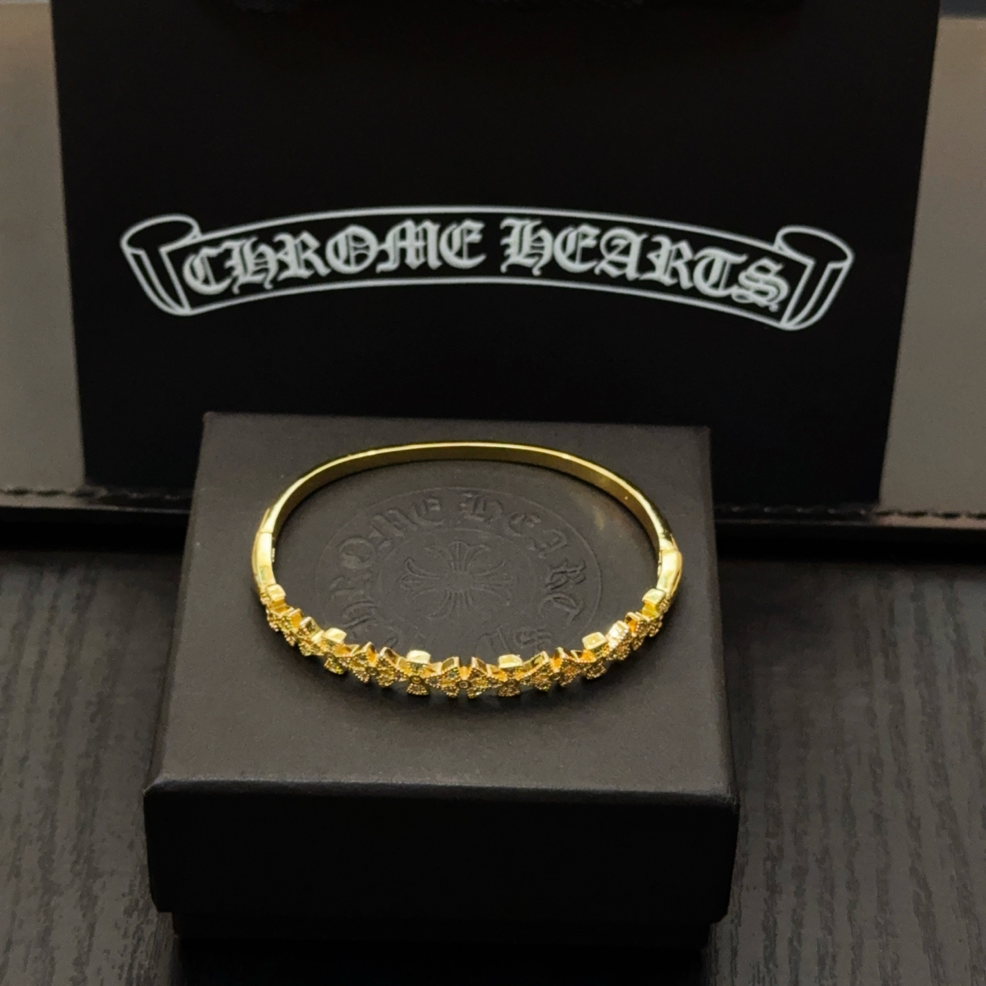 NO:516001,New [Counter Quality] Chrome Hearts Golden Cross Flower Bracelet. Different concave and convex and concave design styles show uniqueness. Cross Scout flowers are the logo of Croxin, so they last longer. Genuine version of Chrome Hearts Croxin, differentiated from the market, benchmarked on the quality of the version, looking at the details of the letter printing, retro, old gray oxygen level. Seiko version!  , jewelry boutique, chrome hearts, chrome hearts, bracelet, gold19860909新款【专柜品质】Chrome Hearts克罗心黄金色十字花手镯 凹凸造型不同的花纹设计风格呈现出与众不同 十字架童军花是克罗心的标志 所以更经久不衰 正品打版Chrome Hearts克罗心 区别市场普通轻版 对版对标品质 看字印细节 复古做旧灰氧程度.精工版本！,饰品精品,chrome hearts,chrome hearts,bracelet,gold,Jewelry