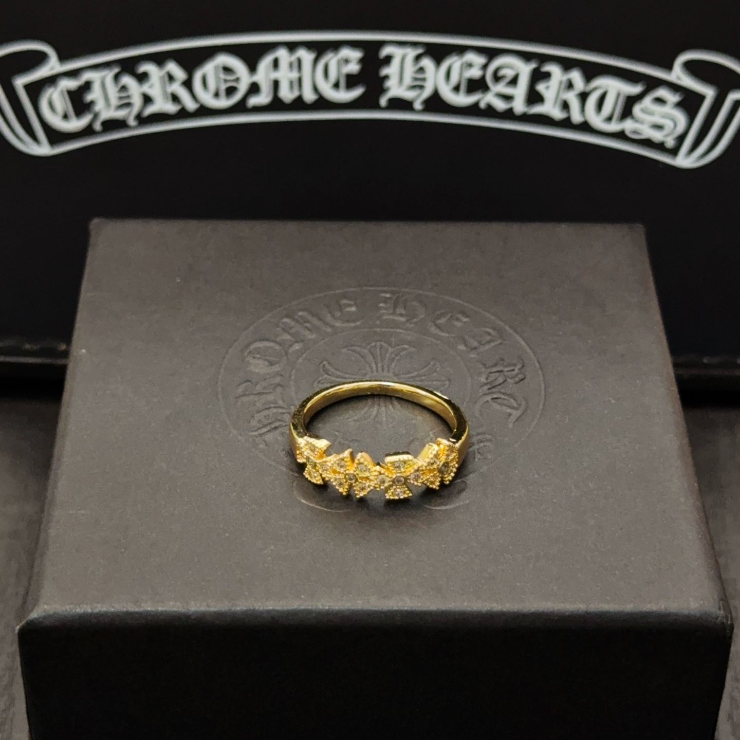 NO:516006,[Counter Quality] Chrome Hearts Golden Cross Vegetable Ring The pattern design styles with different concave and convex shapes are unique. The Cross Scout Flower is the logo of Croxin, so it lasts for a long time. The authentic version of Chrome Hearts Croxin necklace is different from the market ordinary light version. The quality is benchmarked against the quality of the printed details. The retro old gray oxygen level. The semester version!  , jewelry boutique, chrome hearts, chrome hearts, necklace, ring, gold19860909【专柜品质】Chrome Hearts克罗心黄金色十字菜戒指 凹凸造型不同的花纹设计风格呈现出与众不同 十字架童军花是克罗心的标志 所以更经久不衰 正品打版Chrome Hearts克罗心项链区别市场普通轻版 对版对标品质 看字印细节 复古做旧灰氧程度.精工版本！,饰品精品,chrome hearts,chrome hearts,necklace,ring,gold,Jewelry