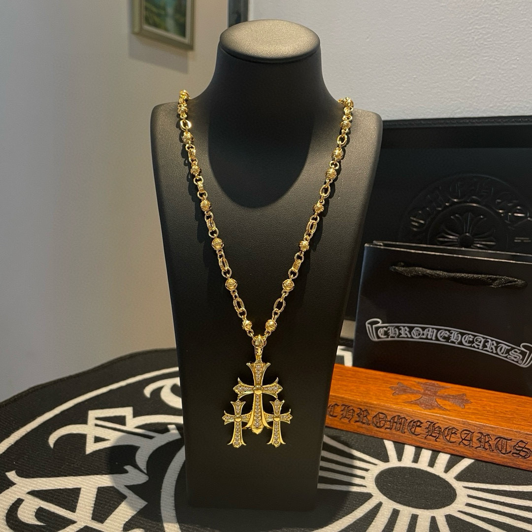 NO:516010,New [Counter Quality] Chrome Hearts Croxin Golden classic retro cross ball necklace 3 cross pendant Kuaishou/ins/Little Red Book popular, different concave and convex design styles present uniqueness Cross Scout flowers are Croxin's ambitions, so they last longer. Genuine version Chrome Hearts Croxin's ordinary light version, match the quality of the version, look at the details of the letter printing, the degree of retro old gray oxygen. Seiko version!  !  !  Pure handmade ~ Authentic model opening must-have fashion and fashion, both men and women can wear it, same style for couples, original official website, rock punk style silver style, retro elements, trendy and versatile!  , jewelry boutique, chrome hearts, chrome hearts, necklace, gold19860909新款【专柜品质】Chrome Hearts克罗心 黄金色经典复古十字花球项链 三十字架吊坠 快手/ins/小红书热门 凹凸造型不同的花纹设计风格 呈现出与众不同 十字架 童军花是克罗心的志 所以更经久不衰 正品打版Chrome Hearts克罗心 区别市场普通轻版 对版对标品质 看字印细节 复古做旧灰氧程度.精工版本！！！ 纯手工打造 ～正品开模潮流时尚必备 男女均可佩戴 情侣同款 官网原版 摇滚朋克泰银风格 复古元素 潮流百搭！,饰品精品,chrome hearts,chrome hearts,necklace,gold,Jewelry