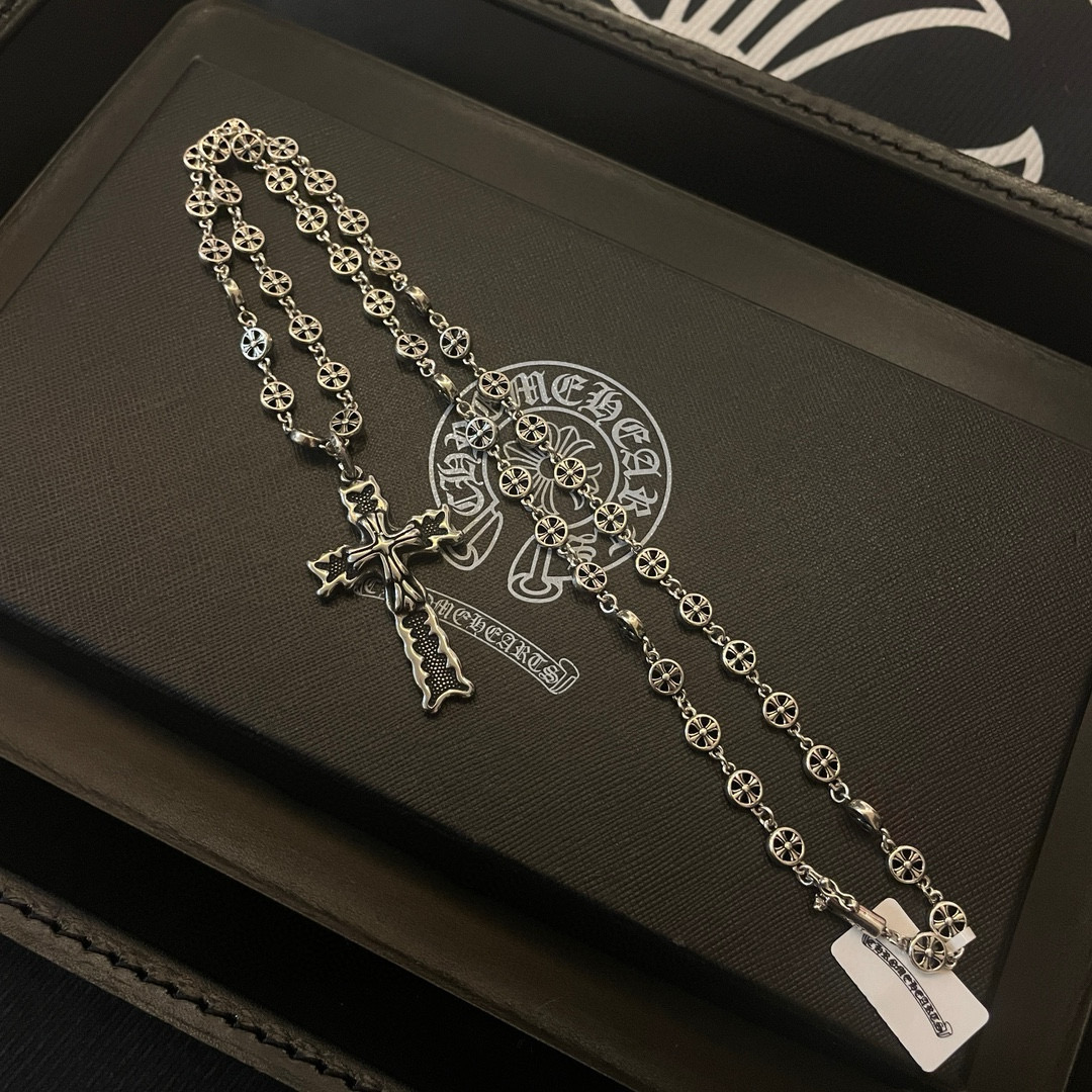 NO:516007,New [Counter Quality] Chrome Hearts Croxin Classic retro cross circle necklace Cross pendant Different pattern design styles with concave and convex shapes present unique Cross Scout flowers are Croxin's ambitions, so they last longer. Genuine version Chrome Hearts Croxin Difference to the market ordinary light version, match the quality of the version, look at the details of the letter printing, retro old gray oxygen level. Seiko version!  !  !  Pure handmade ~ Authentic model opening must-have fashion and fashion, both men and women can wear it, same style for couples, original official website, rock punk style silver style, retro elements, trendy and versatile!  , jewelry boutique, chrome hearts, chrome hearts, necklace19860909新款【专柜品质】Chrome Hearts克罗心 经典复古十字圈项链 十字架吊坠 凹凸造型不同的花纹设计风格 呈现出与众不同 十字架 童军花是克罗心的志 所以更经久不衰 正品打版Chrome Hearts克罗心 区别市场普通轻版 对版对标品质 看字印细节 复古做旧灰氧程度.精工版本！！！ 纯手工打造 ～正品开模潮流时尚必备 男女均可佩戴 情侣同款 官网原版 摇滚朋克泰银风格 复古元素 潮流百搭！,饰品精品,chrome hearts,chrome hearts,necklace,Jewelry
