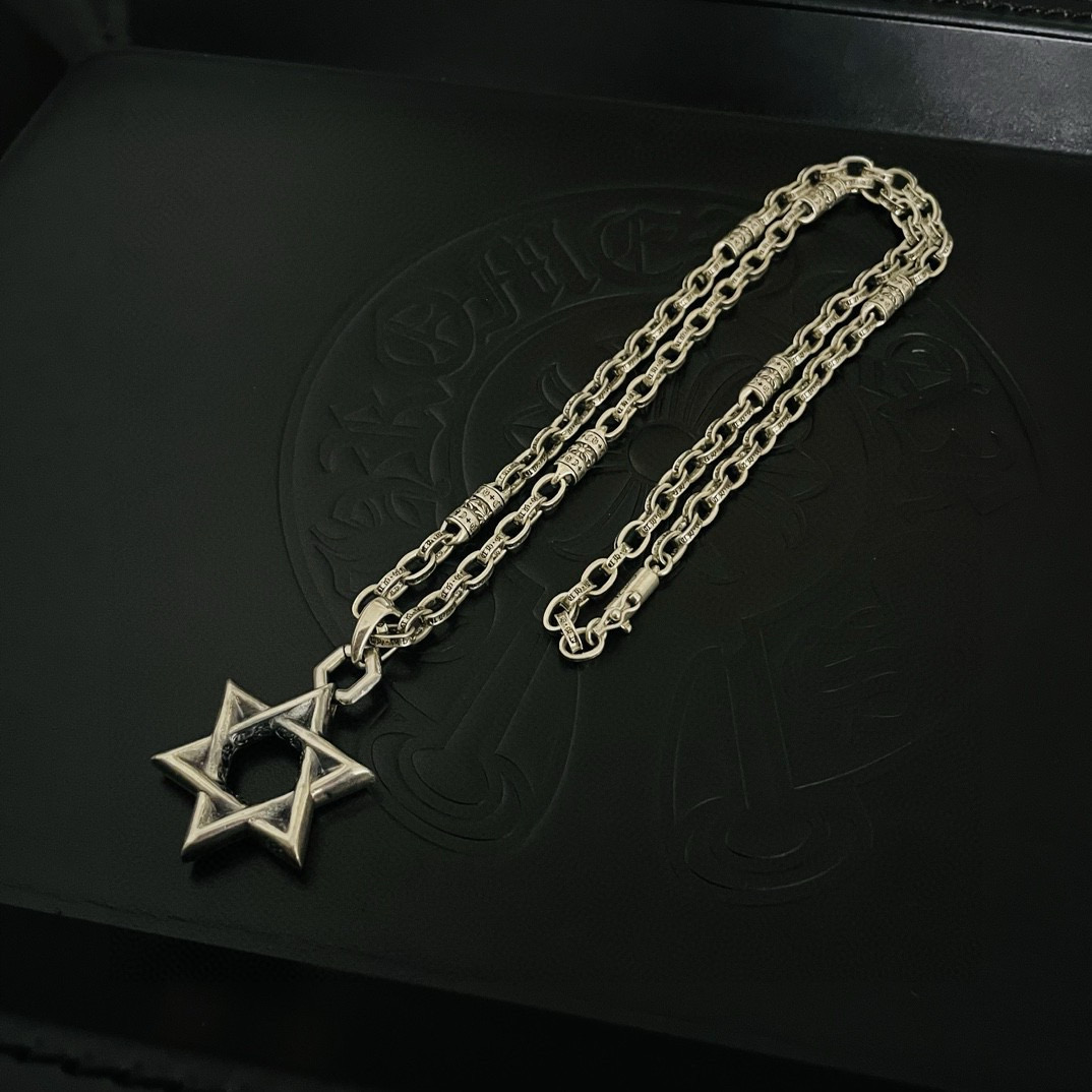NO:516011,[Counter Quality] Chrome Hearts Croxin Classic retro trunking letter necklace Hexagram pendant Different pattern design styles with concave and convex shapes present uniqueness Cross Scout flowers are Croxin's ambitions, so they last longer. Genuine version of Chrome Hearts Croxin Difference to the market ordinary light version, match the quality of the version, look at the details of the letter printing, the degree of retro old gray oxygen. Seiko version!  !  !  Pure handmade ~ Authentic model opening must-have fashion and fashion, both men and women can wear it, same style for couples, original official website, rock punk style silver style, retro elements, trendy and versatile!  , jewelry boutique, chrome hearts, chrome hearts, necklace19860909【专柜品质】Chrome Hearts克罗心 经典复古纽纹字母项链 六芒星吊坠 凹凸造型不同的花纹设计风格 呈现出与众不同 十字架 童军花是克罗心的志 所以更经久不衰 正品打版Chrome Hearts克罗心 区别市场普通轻版 对版对标品质 看字印细节 复古做旧灰氧程度.精工版本！！！ 纯手工打造 ～正品开模潮流时尚必备 男女均可佩戴 情侣同款 官网原版 摇滚朋克泰银风格 复古元素 潮流百搭！,饰品精品,chrome hearts,chrome hearts,necklace,Jewelry