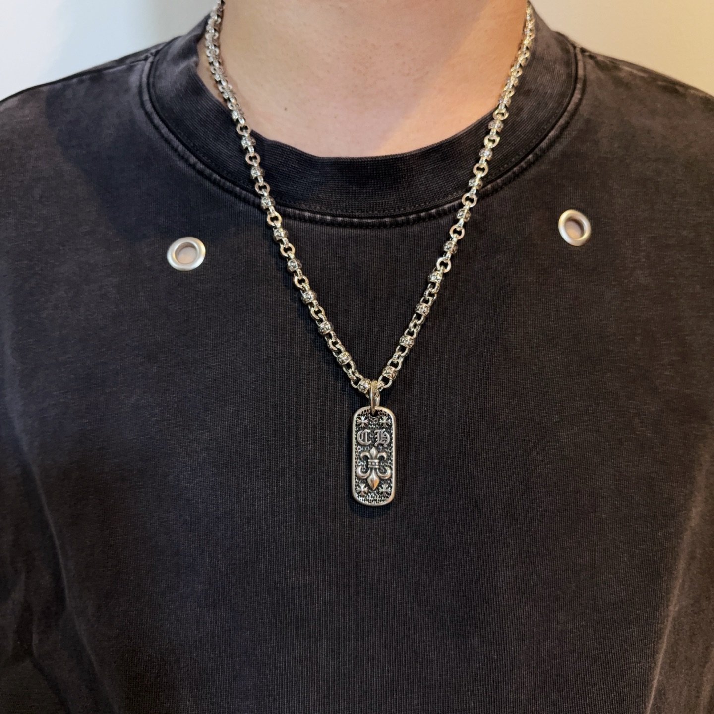 NO:516027,[Counter Quality] Chrome Hearts Croxin classic flower ball necklace, square brand scout dish pendant, different pattern design styles with concave and convex shapes, presenting uniqueness. Cross Scout flowers are Croxin's ambition, so they last longer. Genuine version of Chrome Hearts Croxin, differentiated from the market, benchmarked on the quality of the version, looking at the details of the letter printing, retro, old gray oxygen level. Seiko version!  !  !  Pure handmade ~ Authentic model opening must-have fashion and fashion, both men and women can wear it, same style for couples, original official website, rock punk style silver style, retro elements, trendy and versatile!  , jewelry boutique, chrome hearts, chrome hearts, necklace19860909【专柜品质】Chrome Hearts克罗心经典花球项链,方牌童军菜吊坠 凹凸造型不同的花纹设计风格 呈现出与众不同 十字架 童军花是克罗心的志 所以更经久不衰 正品打版Chrome Hearts克罗心 区别市场普通轻版 对版对标品质 看字印细节 复古做旧灰氧程度.精工版本！！！ 纯手工打造 ～正品开模潮流时尚必备 男女均可佩戴 情侣同款 官网原版 摇滚朋克泰银风格 复古元素 潮流百搭！,饰品精品,chrome hearts,chrome hearts,necklace,Jewelry