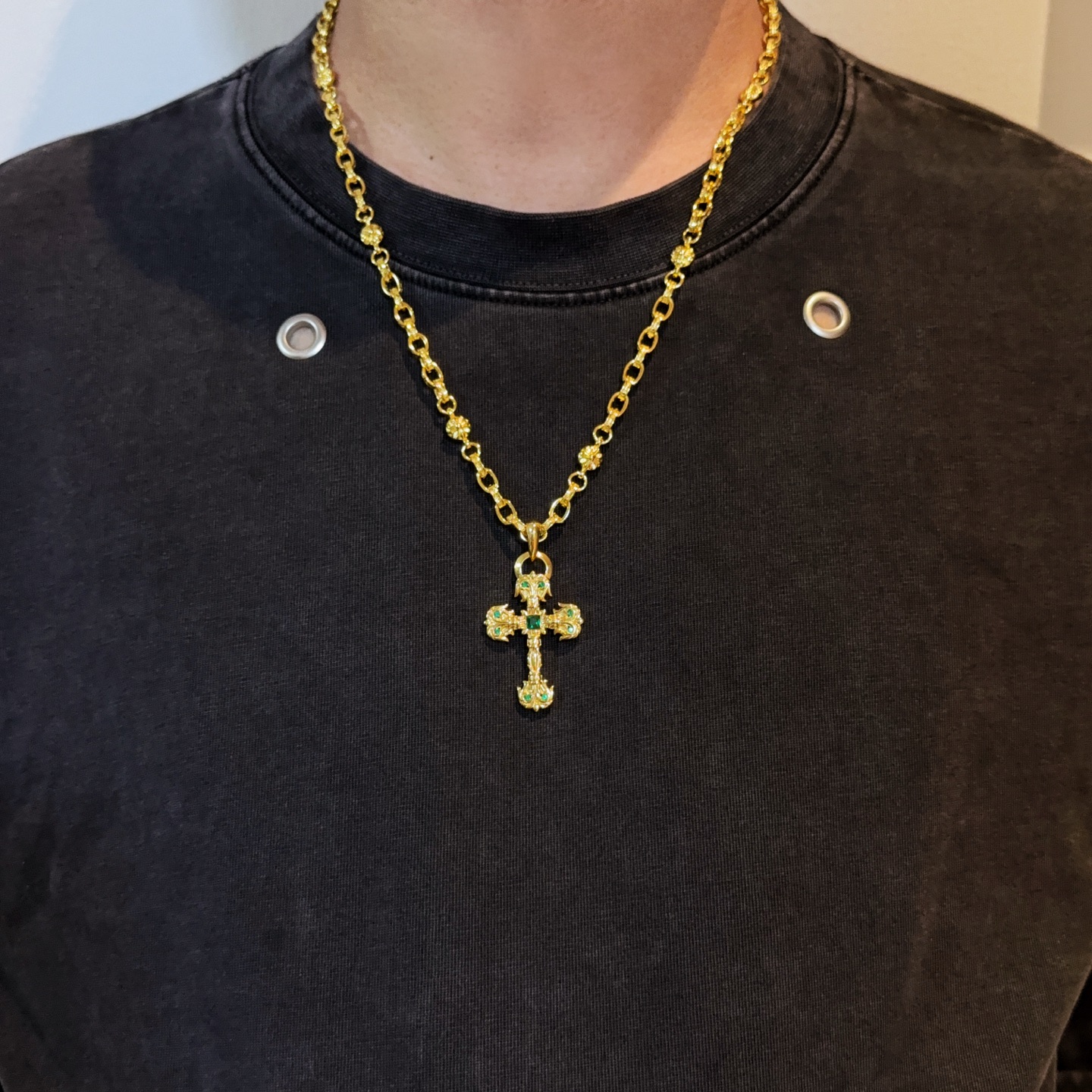 NO:516045,[Counter Quality] Chrome Hearts Golden Cross Flower Ball Necklace, Green Diamond Flame Cross Pendant, Different Concave and Convex and Convex Design Styles, Showing a Different Style. Cross Scout Flowers are Croxin's ambitions, so they last longer. Genuine version of Chrome Hearts Croxin, differentiating the market, benchmarking the quality of the version, looking at the details of the letter printing, retro, old gray oxygen level. Seiko version!  !  !  Pure handmade ~ Authentic model opening must-have fashion and fashion, both men and women can wear it, same style for couples, original official website, rock punk style silver style, retro elements, trendy and versatile!  , jewelry boutique, chrome hearts, chrome hearts, necklace, gold19860909【专柜品质】Chrome Hearts克罗心黄金色十字花球项链,绿钻火焰十字架吊坠 凹凸造型不同的花纹设计风格 呈现出与众不同 十字架 童军花是克罗心的志 所以更经久不衰 正品打版Chrome Hearts克罗心 区别市场普通轻版 对版对标品质 看字印细节 复古做旧灰氧程度.精工版本！！！ 纯手工打造 ～正品开模潮流时尚必备 男女均可佩戴 情侣同款 官网原版 摇滚朋克泰银风格 复古元素 潮流百搭！,饰品精品,chrome hearts,chrome hearts,necklace,gold,Jewelry