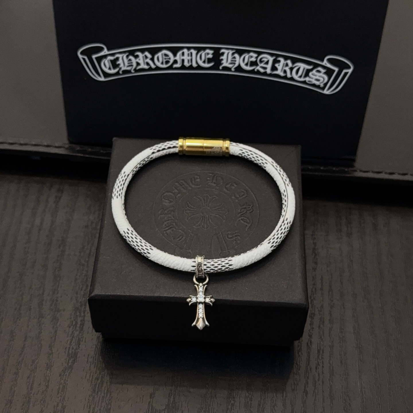 NO:533468,New [Counter Quality] Chrome Hearts Cross Leather Rope Bracelet, different pattern design styles with different concave and convex shapes, presenting unique cross Scout flowers are Croxin's ambitions, so they last longer. Genuine version of Chrome Hearts Croxin, different from the market, benchmark the quality of the version, look at the details of the letter printing, retro old gray oxygen level. Seiko version!  !  !  Pure handmade ~ Authentic model opening must-have fashion and fashion, both men and women can wear it, same style for couples, original official website, rock punk style silver style, retro elements, trendy and versatile!  ,Entertainment boutique,chrome hearts,chrome hearts19860909新款【专柜品质】Chrome Hearts克罗心十字架皮绳手绳,凹凸造型不同的花纹设计风格 呈现出与众不同 十字架 童军花是克罗心的志 所以更经久不衰 正品打版Chrome Hearts克罗心 区别市场普通轻版 对版对标品质 看字印细节 复古做旧灰氧程度.精工版本！！！ 纯手工打造 ～正品开模潮流时尚必备 男女均可佩戴 情侣同款 官网原版 摇滚朋克泰银风格 复古元素 潮流百搭！,饰品精品,chrome hearts,chrome hearts,Jewelry