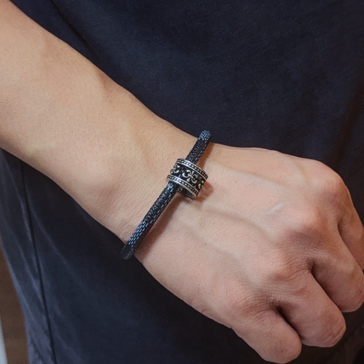 NO:533470,New [Counter Quality] Chrome Hearts Crock Cartilage Bracelet Bracelet, different pattern design styles with different concave and convex shapes, presenting uniqueness. Cross Scout flowers are Crock's ambitions, so they last longer. Genuine version of Chrome Hearts Crock's difference between the market and the normal light version. The quality is benchmarked against the quality of the text and the details of the retro old gray oxygen level. Seiko version!  !  !  Pure handmade ~ Authentic model opening must-have fashion and fashion, both men and women can wear it, same style for couples, original official website, rock punk style silver style, retro elements, trendy and versatile!  ,Entertainment boutique,chrome hearts,chrome hearts19860909新款【专柜品质】Chrome Hearts克罗心皮绳手绳,凹凸造型不同的花纹设计风格 呈现出与众不同 十字架 童军花是克罗心的志 所以更经久不衰 正品打版Chrome Hearts克罗心 区别市场普通轻版 对版对标品质 看字印细节 复古做旧灰氧程度.精工版本！！！ 纯手工打造 ～正品开模潮流时尚必备 男女均可佩戴 情侣同款 官网原版 摇滚朋克泰银风格 复古元素 潮流百搭！,饰品精品,chrome hearts,chrome hearts,Jewelry