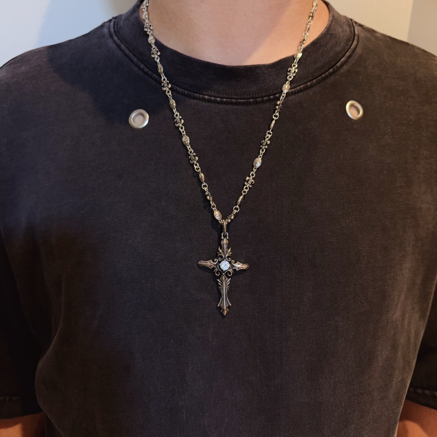 NO:533472,[Counter Quality] Chrome Hearts Cross Necklace, Cross Pendant, Different Concave and Convex and Convex Scout Flowers are Croxin's ambition, so they last forever. Genuine version of Chrome Hearts Croxin, different from the market, benchmark the quality of the version, look at the details of the letter printing, retro old gray oxygen level. Seiko version!  !  !  Pure handmade ~ Authentic model opening must-have fashion and fashion, both men and women can wear it, same style for couples, original official website, rock punk style silver style, retro elements, trendy and versatile!  , jewelry boutique, chrome hearts, chrome hearts, necklace19860909【专柜品质】Chrome Hearts克罗心十字架项链,十字架吊坠 凹凸造型不同的花纹设计风格 呈现出与众不同 十字架 童军花是克罗心的志 所以更经久不衰 正品打版Chrome Hearts克罗心 区别市场普通轻版 对版对标品质 看字印细节 复古做旧灰氧程度.精工版本！！！ 纯手工打造 ～正品开模潮流时尚必备 男女均可佩戴 情侣同款 官网原版 摇滚朋克泰银风格 复古元素 潮流百搭！,饰品精品,chrome hearts,chrome hearts,necklace,Jewelry