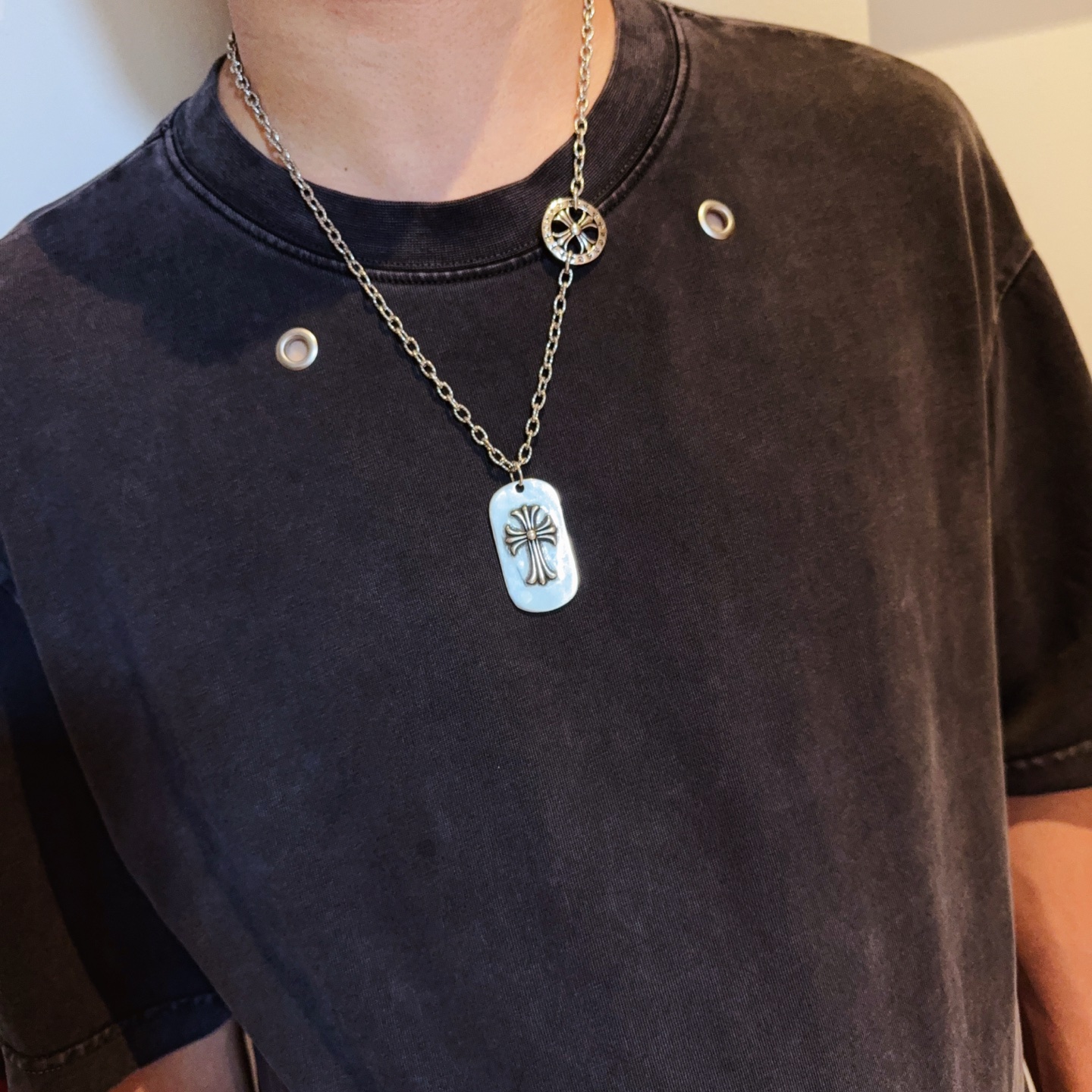 NO:533474,[Counter Quality] Chrome Hearts Croxin Cross Necklace, Square Cross Pendant, Different Concave and Convex and Convex Design Styles, Showing a Different Style. Cross Scout Flower is Croxin's Ambition, so it lasts forever. Genuine Chrome Hearts Croxin Difference on the market. The normal light version of the market is the quality of the version. Look at the details of the letter printing. The degree of retro old gray oxygen. Seiko version!  !  !  Pure handmade ~ Authentic model opening must-have fashion and fashion, both men and women can wear it, same style for couples, original official website, rock punk style silver style, retro elements, trendy and versatile!  , jewelry boutique, chrome hearts, chrome hearts, necklace19860909【专柜品质】Chrome Hearts克罗心十字架项链,方牌十字架吊坠 凹凸造型不同的花纹设计风格 呈现出与众不同 十字架 童军花是克罗心的志 所以更经久不衰 正品打版Chrome Hearts克罗心 区别市场普通轻版 对版对标品质 看字印细节 复古做旧灰氧程度.精工版本！！！ 纯手工打造 ～正品开模潮流时尚必备 男女均可佩戴 情侣同款 官网原版 摇滚朋克泰银风格 复古元素 潮流百搭！,饰品精品,chrome hearts,chrome hearts,necklace,Jewelry