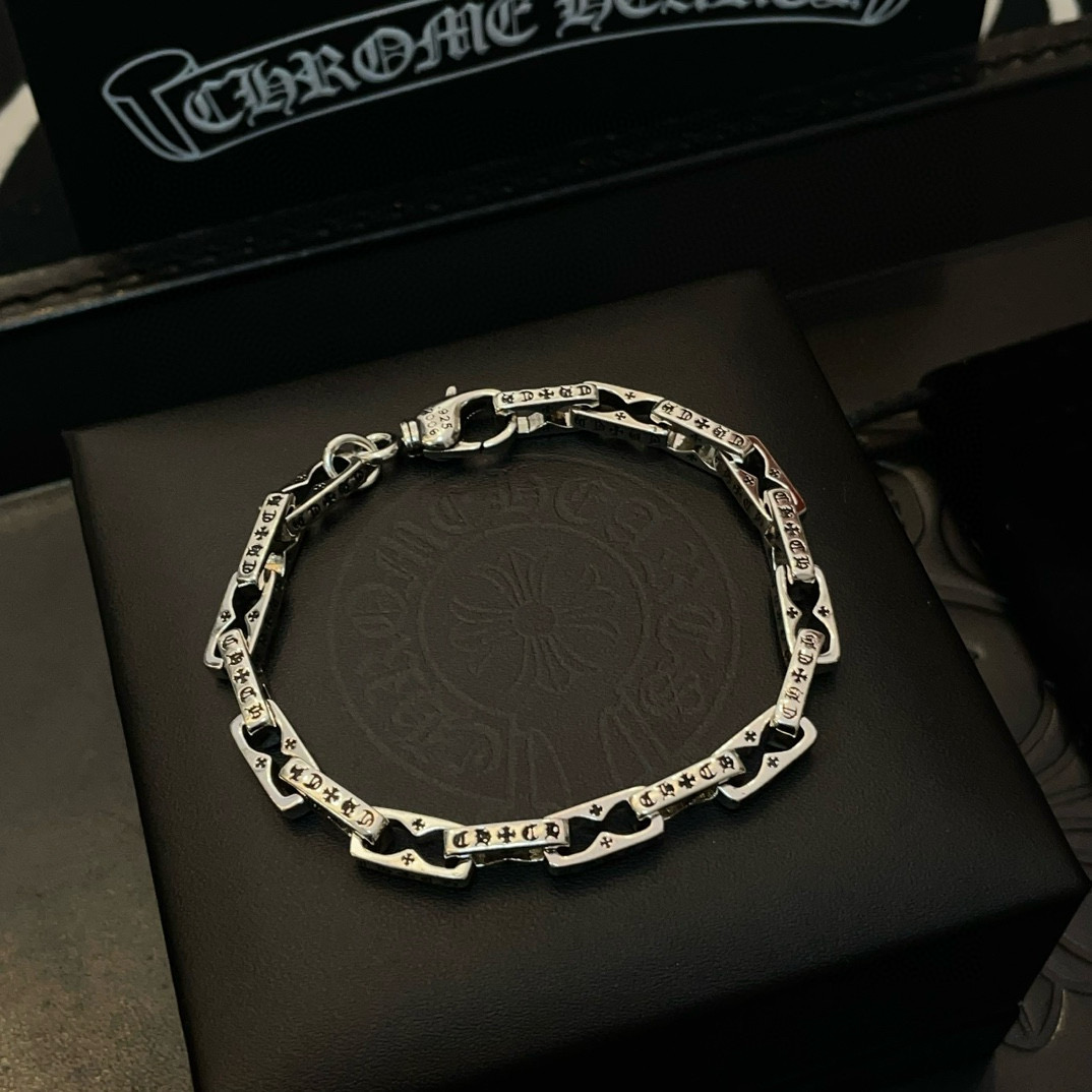 NO:533469,New [Counter Quality] Chrome Hearts Retro Cross Bracelet, original image with different concave and convex shapes, presenting unique styles of different crosses. Cross Scout flowers are Croxin's ambitions, so they last longer. Genuine version of Chrome Hearts Croxin, different from the market, match the quality, look at the details of the letter printing, retro, old gray oxygen level. Seiko version!  !  !  Pure handmade ~ Authentic model opening must-have fashion and fashion, both men and women can wear it, same style for couples, original official website, rock punk style silver style, retro elements, trendy and versatile!  , jewelry boutique, chrome hearts, chrome hearts, bracelet19860909新款【专柜品质】Chrome Hearts克罗心复古十字架手链,原图凹凸造型不同的花纹设计风格 呈现出与众不同 十字架 童军花是克罗心的志 所以更经久不衰 正品打版Chrome Hearts克罗心 区别市场普通轻版 对版对标品质 看字印细节 复古做旧灰氧程度.精工版本！！！ 纯手工打造 ～正品开模潮流时尚必备 男女均可佩戴 情侣同款 官网原版 摇滚朋克泰银风格 复古元素 潮流百搭！,饰品精品,chrome hearts,chrome hearts,bracelet,Jewelry