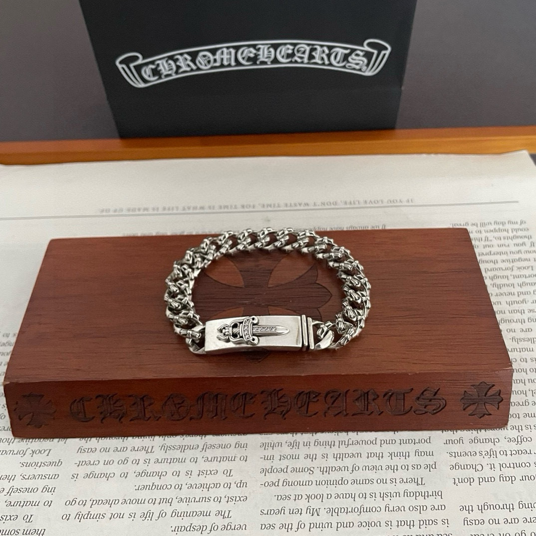 NO:533479,Batch New model [Counter Quality] Chrome Hearts Croxin Classic retro sword inlaid with diamonds, duck tongue bracelet, different pattern design styles with concave and convex shapes, presenting uniqueness, Cross Scout flowers are Croxin's ambition, so they last longer, genuine version of Chrome Hearts Croxin, different from the market, benchmarking the quality of the version, looking at the details of the letter printing, retro old gray oxygen level. Seiko version!  !  !  Pure handmade ~ Authentic model opening must-have fashion and fashion, both men and women can wear it, same style for couples, original official website, rock punk style silver style, retro elements, trendy and versatile!  , jewelry boutique, chrome hearts, chrome hearts, bracelet19860909批 新款【专柜品质】Chrome Hearts克罗心 经典复古宝剑镶钻 鸭舌手链 凹凸造型不同的花纹设计风格 呈现出与众不同 十字架 童军花是克罗心的志 所以更经久不衰 正品打版Chrome Hearts克罗心 区别市场普通轻版 对版对标品质 看字印细节 复古做旧灰氧程度.精工版本！！！ 纯手工打造 ～正品开模潮流时尚必备 男女均可佩戴 情侣同款 官网原版 摇滚朋克泰银风格 复古元素 潮流百搭！,饰品精品,chrome hearts,chrome hearts,bracelet,Jewelry