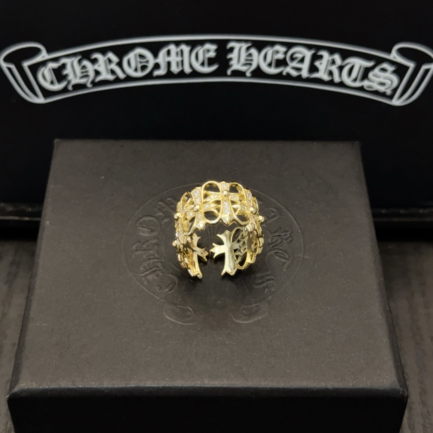 NO:533489,[Counter Quality] Chrome Hearts Croxin golden full diamond cross flower ring. Different concave and convex design styles show uniqueness. Cross Scout flowers are Croxin's logo, so they last longer. The authentic version of Chrome Hearts Croxin necklace is the ordinary light version of the market. The quality is benchmarked against the quality of the text and the details of the retro old gray oxygen level. Seiko version!  , jewelry boutique, chrome hearts, chrome hearts, necklace, ring, gold19860909【专柜品质】Chrome Hearts克罗心黄金色满钻十字花戒指 凹凸造型不同的花纹设计风格呈现出与众不同 十字架童军花是克罗心的标志 所以更经久不衰 正品打版Chrome Hearts克罗心项链区别市场普通轻版 对版对标品质 看字印细节 复古做旧灰氧程度.精工版本！,饰品精品,chrome hearts,chrome hearts,necklace,ring,gold,Jewelry