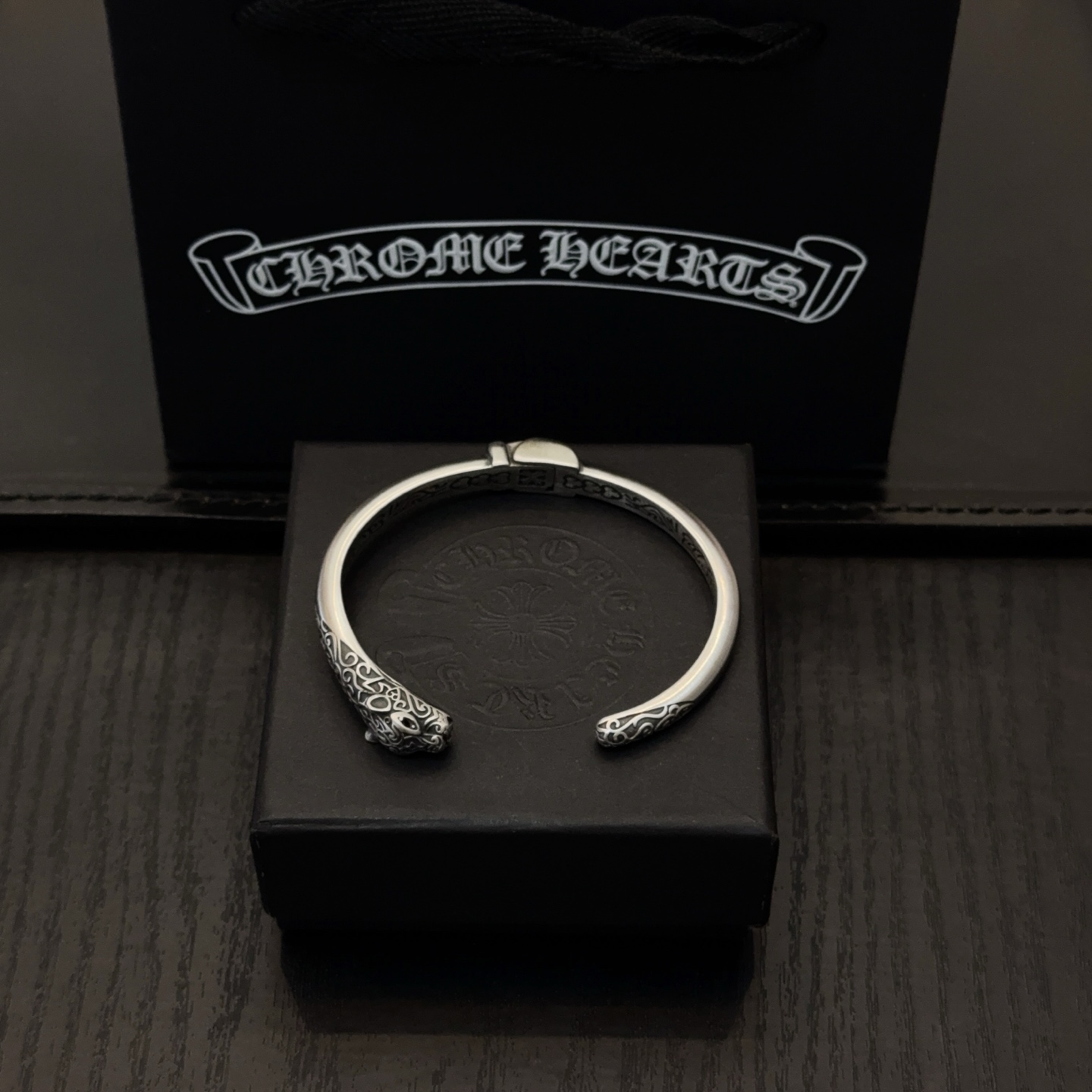 NO:533500,New [Counter Quality] Chrome Hearts Croxin Bracelet The pattern design styles with different concave and convex shapes are unique. The Cross Scout Flower is the logo of Croxin, so it lasts for a long time. The genuine version of Chrome Hearts Croxin, differentiates the market, matches the quality, looks at the details of the letter printing, retro, old gray oxygen level. Seiko version!  , jewelry boutique, chrome hearts, chrome hearts, bracelet19860909新款【专柜品质】Chrome Hearts克罗心手镯 凹凸造型不同的花纹设计风格呈现出与众不同 十字架童军花是克罗心的标志 所以更经久不衰 正品打版Chrome Hearts克罗心 区别市场普通轻版 对版对标品质 看字印细节 复古做旧灰氧程度.精工版本！,饰品精品,chrome hearts,chrome hearts,bracelet,Jewelry