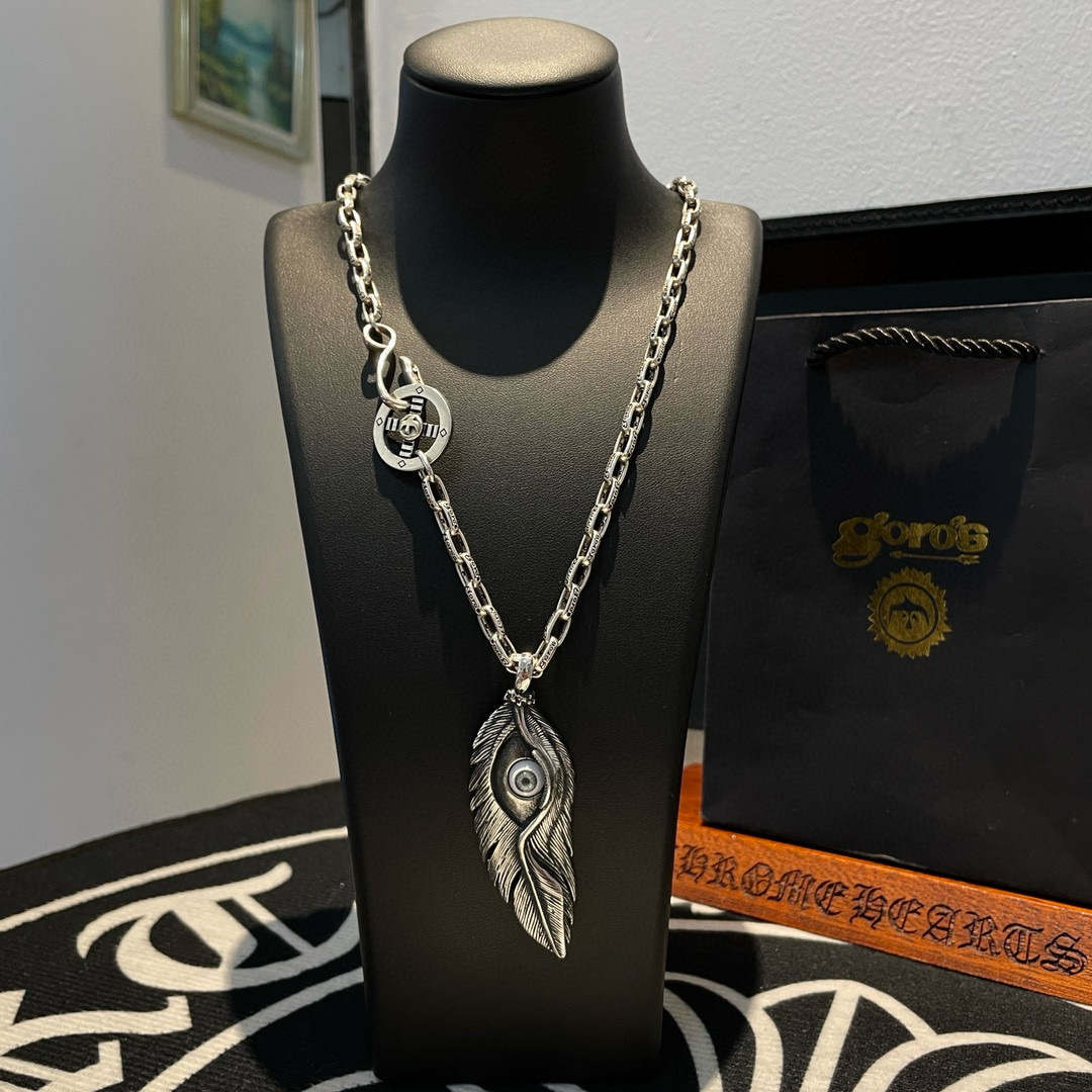 NO:543068,[New Products are on the Shelves] Goro’s Takahashi Goro Eagle Eye Feather Pendant, Takahashi Classic Letter Necklace, Top Version, Accepted Exclusive Shooting, Focus on the High-end Market, Kuaishou/ins/Xiaohongshu popular models, absolutely different from ordinary versions!  The details of the picture product are consistent with ZP!  Original production process, precision quality, purely handmade, authentic model opening, fashion essentials, both men and women can wear, same couple style, rock punk silver style, retro elements, trendy and versatile, same style on the official website, fine jewelry, necklace19860909批【新品上架】Goro’s高桥吾郎鹰眼羽毛吊坠,高桥经典字母项链,顶级版本,认准独家拍摄,主攻高端市场 ,快手/ins/小红书热门款,绝对区别普通版本！图片产品细节与ZP一致！原版制作工艺 精工品质 纯手工打造 ～正品开模潮流时尚必备 男女均可佩戴 情侣款同款 摇滚朋克泰银风格 复古元素 潮流百搭 官网同款,饰品精品,necklace,Jewelry