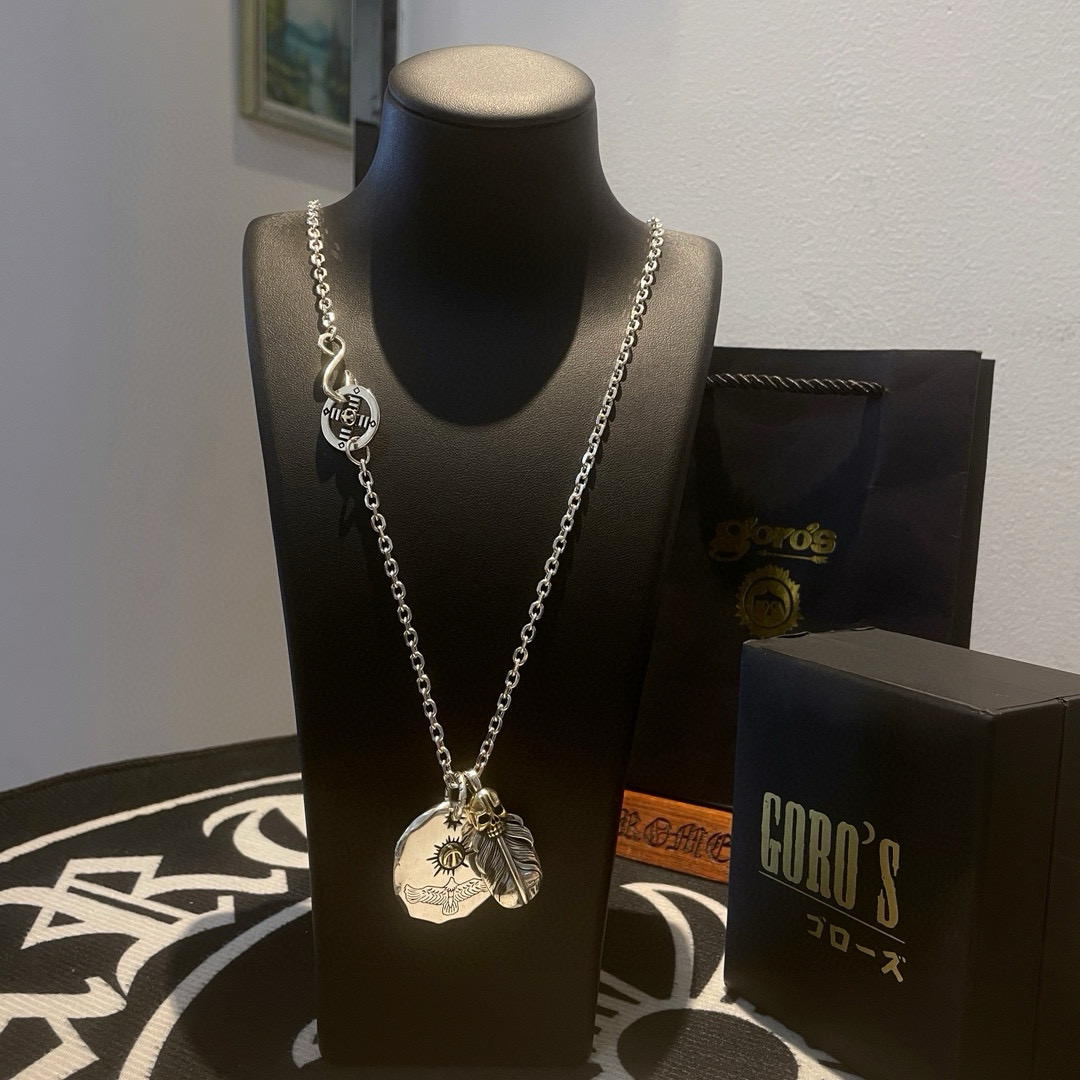 NO:543072,[New Products are on the Shelves] Goro’s Takahashi Goro Silver Cake Skull Feather Pendant, Takahashi Classic Necklace, Top Version, Accepted Exclusive Shooting, Focus on the High-end Market, Kuaishou/ins/Xiaohongshu Hot Style, absolutely different from the ordinary version!  The details of the picture product are consistent with ZP!  Original production process, precision quality, purely handmade, authentic model opening, fashion essentials, both men and women can wear, same couple style, rock punk silver style, retro elements, trendy and versatile, same style on the official website, fine jewelry, necklace19860909批【新品上架】Goro’s高桥吾郎银饼骷髅头羽毛吊坠,高桥经典项链,顶级版本,认准独家拍摄,主攻高端市场 ,快手/ins/小红书热门款,绝对区别普通版本！图片产品细节与ZP一致！原版制作工艺 精工品质 纯手工打造 ～正品开模潮流时尚必备 男女均可佩戴 情侣款同款 摇滚朋克泰银风格 复古元素 潮流百搭 官网同款,饰品精品,necklace,Jewelry