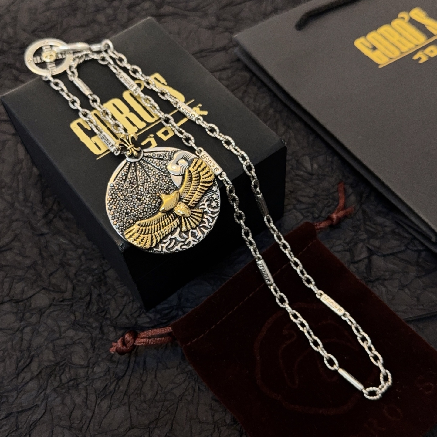 NO:543081,[New Products are on the Shelves] Goro’s Takahashi Goro Golden Eagle Round Cake Necklace, top version, recognized exclusive shooting, focusing on the high-end market, Kuaishou/ins/Xiaohongshu popular models, absolutely different from ordinary versions!  The details of the picture product are consistent with ZP!  Original production process, precision quality, purely handmade, authentic model opening, fashion essentials, both men and women can wear, same couple style, rock punk silver style, retro elements, trendy and versatile, same style on the official website, fine jewelry, necklace19860909【新品上架】Goro’s高桥吾郎金鹰圆饼项链,顶级版本,认准独家拍摄,主攻高端市场 ,快手/ins/小红书热门款,绝对区别普通版本！图片产品细节与ZP一致！原版制作工艺 精工品质 纯手工打造 ～正品开模潮流时尚必备 男女均可佩戴 情侣款同款 摇滚朋克泰银风格 复古元素 潮流百搭 官网同款,饰品精品,necklace,Jewelry