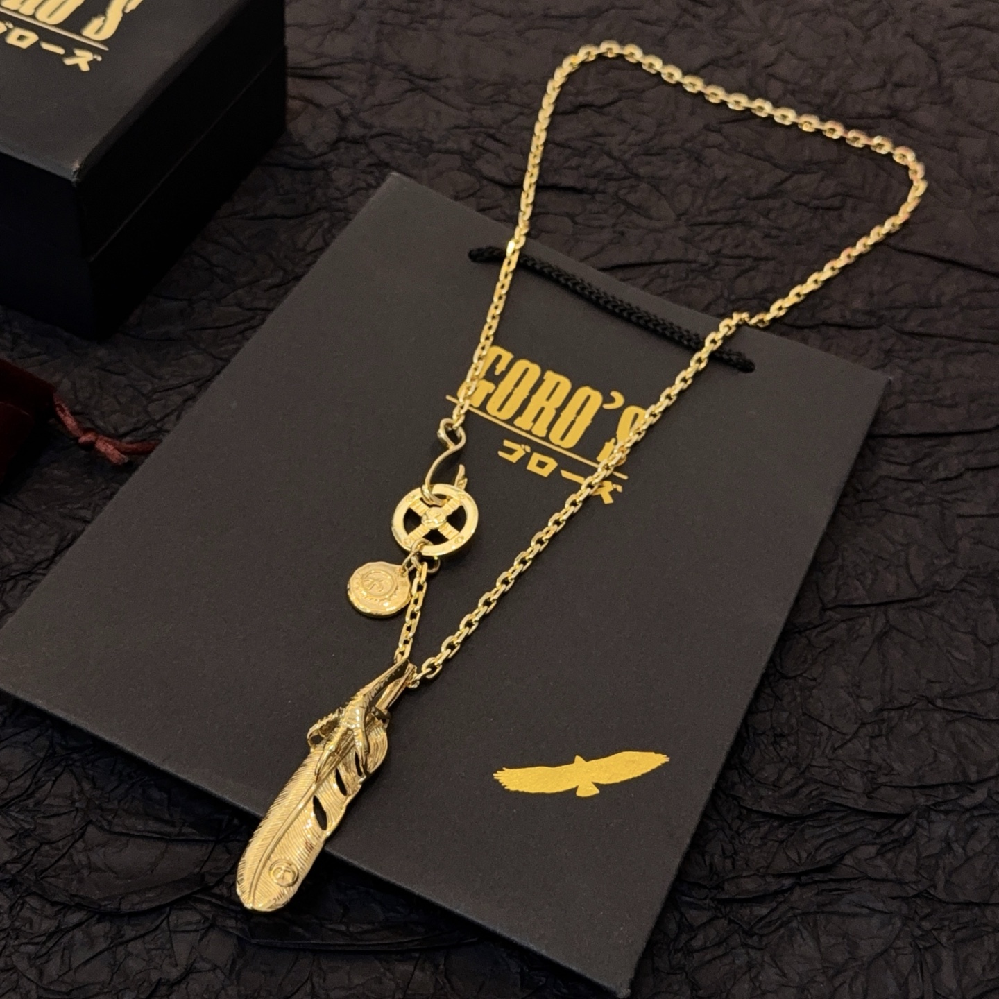 NO:543087,[New Products are on the Shelves] Goro Takahashi Goro Golden Eagle Claw Feather Necklace, top version, recognized exclusive shooting, focusing on the high-end market, Kuaishou/ins/Xiaohongshu popular models, absolutely different from ordinary versions!  The details of the picture product are consistent with ZP!  Original production process, precision quality, purely handmade, authentic model opening, fashion essentials, both men and women can wear, same couple style, rock punk silver style, retro elements, trendy and versatile, same style on the official website, fine jewelry, necklace, gold19860909【新品上架】Goro’s高桥吾郎黄金色鹰爪羽毛项链,顶级版本,认准独家拍摄,主攻高端市场 ,快手/ins/小红书热门款,绝对区别普通版本！图片产品细节与ZP一致！原版制作工艺 精工品质 纯手工打造 ～正品开模潮流时尚必备 男女均可佩戴 情侣款同款 摇滚朋克泰银风格 复古元素 潮流百搭 官网同款,饰品精品,necklace,gold,Jewelry