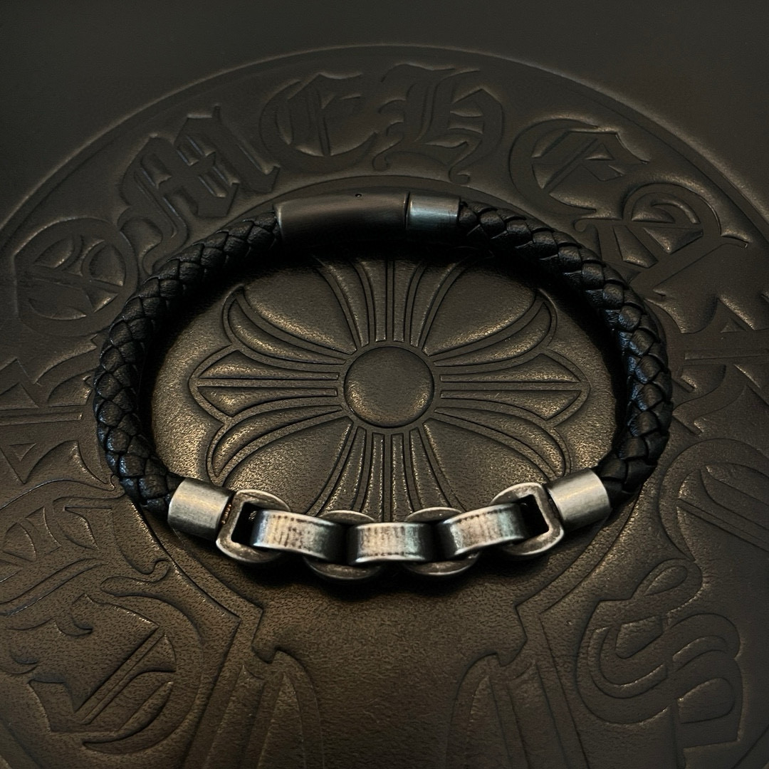 NO:543099,New model [Counter Quality] Chrome Hearts Crock Cartilage Bracelet Bracelet Bracelet, different pattern design styles with different concave and convex shapes present a unique style. Cross Scout flower is the logo of Crock, so it lasts for a longer time. The authentic version of Chrome Hearts Crock Necklace is different from the market ordinary light version. The version is benchmarked against the quality. Look at the details of the letter printing. The degree of retro old gray oxygen. Seiko version!  , jewelry boutique, chrome hearts, chrome hearts, necklace, bracelet19860909批 新款【专柜品质】Chrome Hearts克罗心皮绳手镯 手串,凹凸造型不同的花纹设计风格呈现出与众不同 十字架童军花是克罗心的标志 所以更经久不衰 正品打版Chrome Hearts克罗心项链区别市场普通轻版 对版对标品质 看字印细节 复古做旧灰氧程度.精工版本！,饰品精品,chrome hearts,chrome hearts,necklace,bracelet,Jewelry