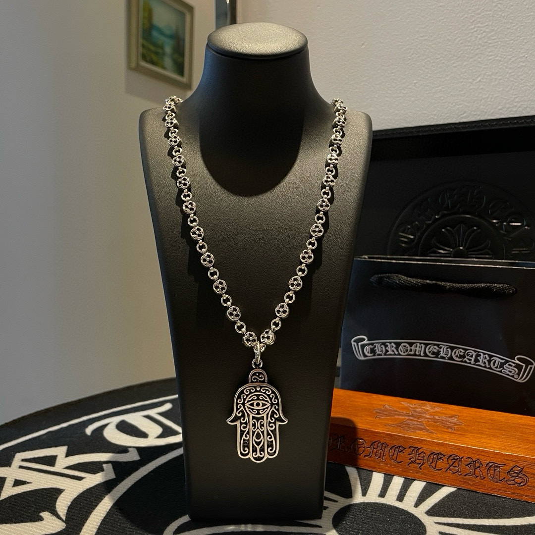NO:543120,New [Counter Quality] Chrome Hearts Croxin Classic retro multi-element necklace Personalized palm pendant Different pattern design styles with concave and convex shapes Present unique Cross Scout flowers are Croxin's ambitions, so they last longer. Genuine version of Chrome Hearts Croxin Difference to the market ordinary light version, match the quality of the version, look at the details of the letter printing, the degree of retro old gray oxygen. Seiko version!  !  !  Pure handmade ~ Authentic model opening must-have fashion and fashion, can be worn by both men and women, same style for couples, original official website, rock punk style silver style, retro elements, trendy and versatile!  , jewelry boutique, chrome hearts, chrome hearts, necklace19860909新款【专柜品质】Chrome Hearts克罗心 经典复古多元素项链 个性手掌吊坠 凹凸造型不同的花纹设计风格 呈现出与众不同 十字架 童军花是克罗心的志 所以更经久不衰 正品打版Chrome Hearts克罗心 区别市场普通轻版 对版对标品质 看字印细节 复古做旧灰氧程度.精工版本！！！ 纯手工打造 ～正品开模潮流时尚必备 男女均可佩戴 情侣同款 官网原版 摇滚朋克泰银风格 复古元素 潮流百搭！,饰品精品,chrome hearts,chrome hearts,necklace,Jewelry