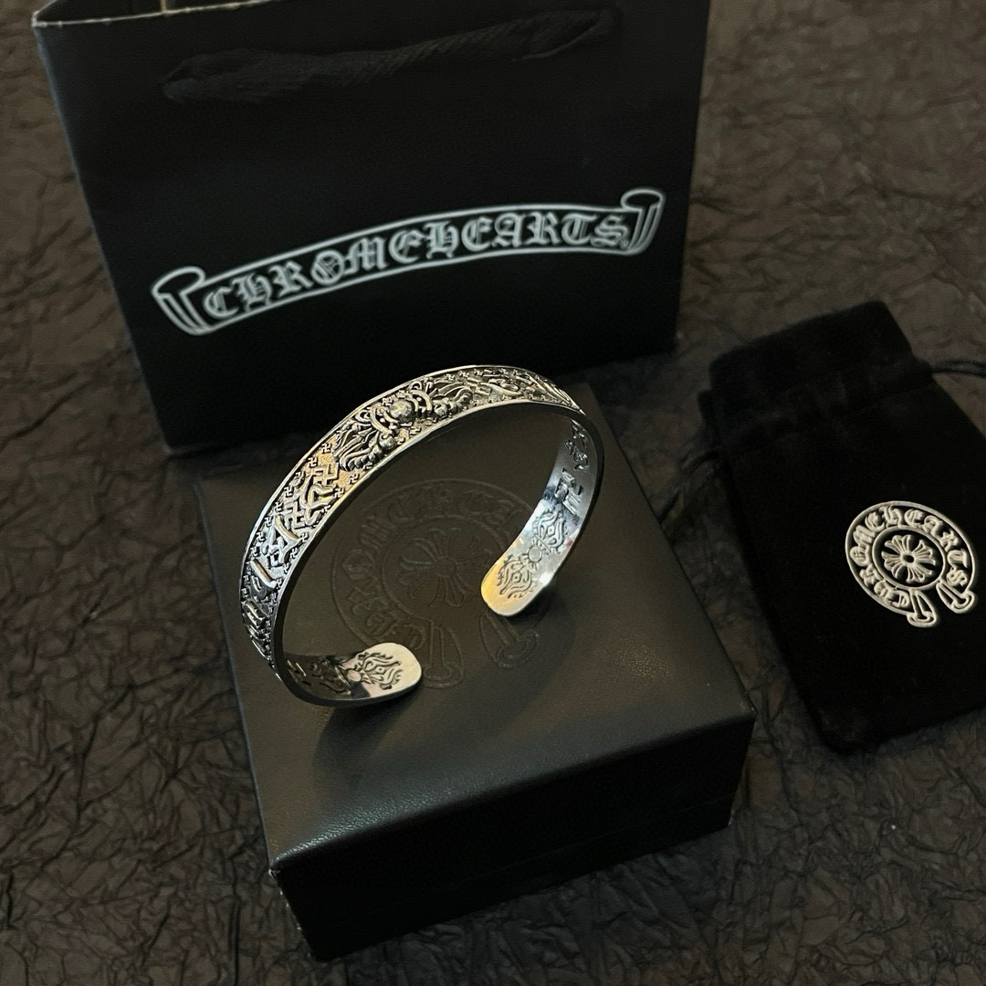 NO:543094,Batch New model [Counter Quality] Chrome Hearts Croxin Open Bangle The pattern design styles with different concave and convex shapes are unique. Cross Scout flowers are Croxin's logo, so they last longer. The authentic version of Chrome Hearts Croxin necklace is the ordinary light version of the market. The quality is benchmarked against the quality of the printed details. The retro old gray oxygen level. Seiko version!  , jewelry boutique, chrome hearts, chrome hearts, necklace, bracelet19860909批 新款【专柜品质】Chrome Hearts克罗心开口手镯 凹凸造型不同的花纹设计风格呈现出与众不同 十字架童军花是克罗心的标志 所以更经久不衰 正品打版Chrome Hearts克罗心项链区别市场普通轻版 对版对标品质 看字印细节 复古做旧灰氧程度.精工版本！,饰品精品,chrome hearts,chrome hearts,necklace,bracelet,Jewelry