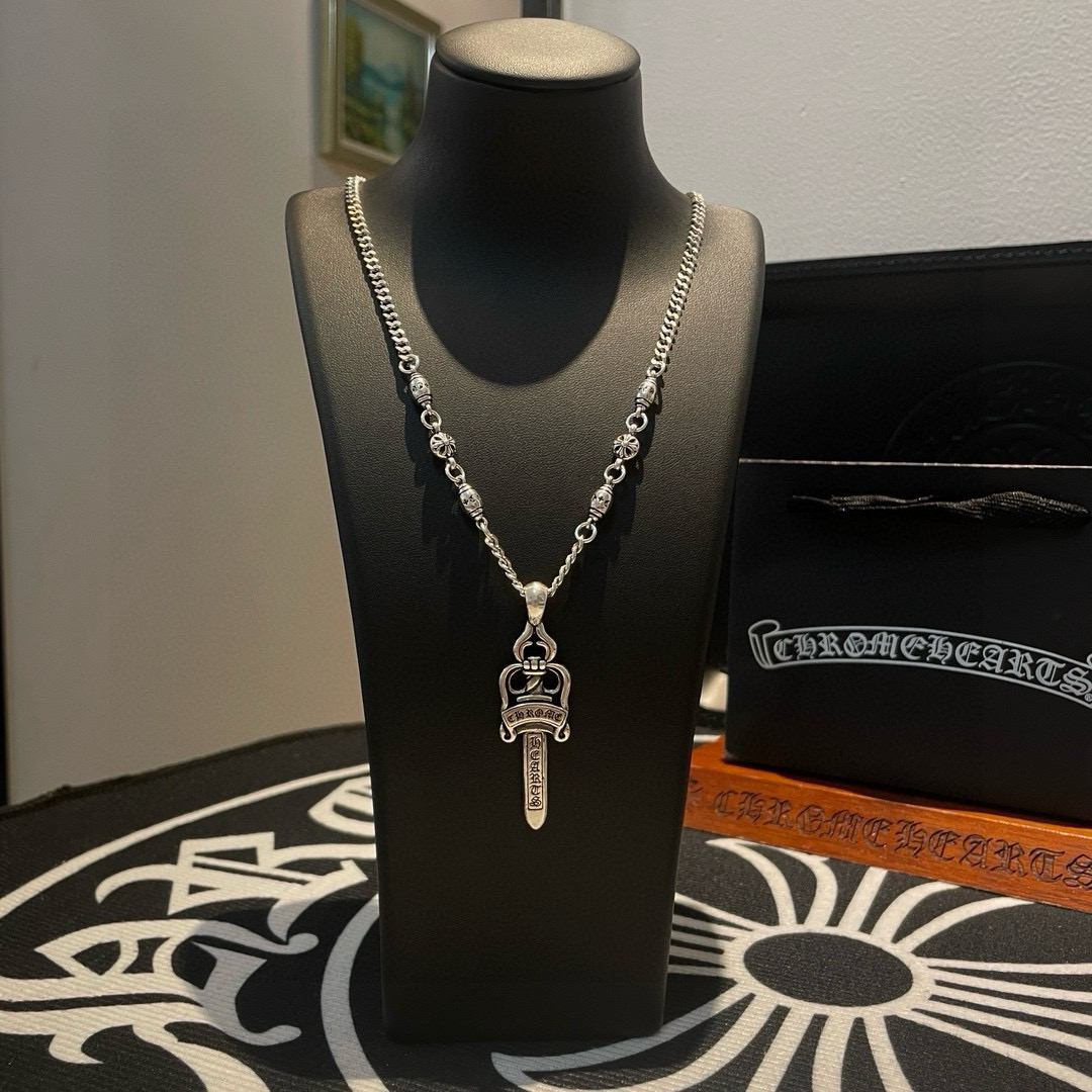 NO:543123,New [Counter Quality] Chrome Hearts Croxin Classic retro multi-element side necklace Sword pendant Different pattern design styles with concave and convex shapes present uniqueness Cross Scout flowers are Croxin's ambitions, so they last longer. Genuine version of Chrome Hearts Croxin Difference to the market ordinary light version, match the quality of the version, look at the details of the letter printing, the degree of retro old gray oxygen. Seiko version!  !  !  Pure handmade ~ Authentic model opening must-have fashion and fashion, can be worn by both men and women, same style for couples, original official website, rock punk style silver style, retro elements, trendy and versatile!  , jewelry boutique, chrome hearts, chrome hearts, necklace19860909新款【专柜品质】Chrome Hearts克罗心 经典复古多元素侧身项链 宝剑吊坠 凹凸造型不同的花纹设计风格 呈现出与众不同 十字架 童军花是克罗心的志 所以更经久不衰 正品打版Chrome Hearts克罗心 区别市场普通轻版 对版对标品质 看字印细节 复古做旧灰氧程度.精工版本！！！ 纯手工打造 ～正品开模潮流时尚必备 男女均可佩戴 情侣同款 官网原版 摇滚朋克泰银风格 复古元素 潮流百搭！,饰品精品,chrome hearts,chrome hearts,necklace,Jewelry