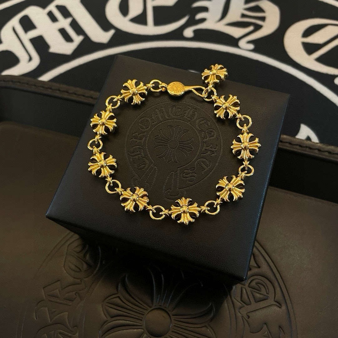 NO:557528,Batch New [Counter Quality] Chrome Hearts Classic Gold Retro Cross Flower Bracelet. Concave and convex shapes with different pattern design styles, showing a distinctive cross. The Scout flower is the symbol of Chrome Hearts, so it is more durable. Genuine pattern-printed Chrome Hearts distinguishes the ordinary light version in the market. Match the version and standard quality. Look at the printing details. The degree of retro ash oxidation. Seiko version!  !  !  Purely handmade ~ Authentic open mold fashion essentials. Can be worn by both men and women. Same style for couples. Official website original. Rock punk Thai silver style. Retro elements. Trendy and versatile!  , jewelry boutique, chrome hearts, chrome hearts, bracelet, gold19860909批 新款【专柜品质】Chrome Hearts克罗心 经典黄金色复古十字花手链 凹凸造型不同的花纹设计风格 呈现出与众不同 十字架 童军花是克罗心的志 所以更经久不衰 正品打版Chrome Hearts克罗心 区别市场普通轻版 对版对标品质 看字印细节 复古做旧灰氧程度.精工版本！！！ 纯手工打造 ～正品开模潮流时尚必备 男女均可佩戴 情侣同款 官网原版 摇滚朋克泰银风格 复古元素 潮流百搭！,饰品精品,chrome hearts,chrome hearts,bracelet,gold,Jewelry