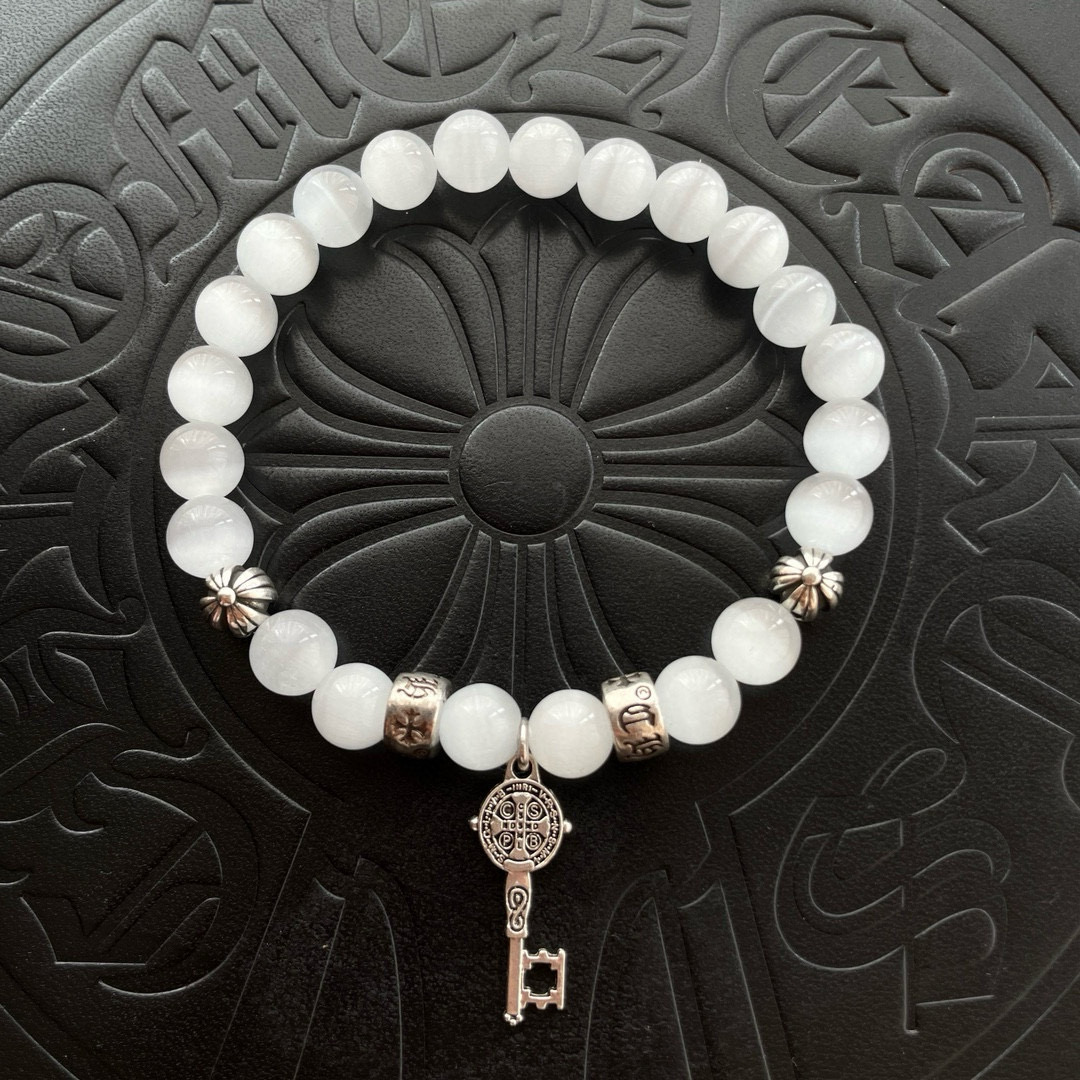 NO:557508,Batch New [Counter Quality] Chrome Hearts Classic Retro Multi-Element White Agate Bracelet Bracelet, concave and convex shapes with different pattern design styles, showing a distinctive cross. The Scout flower is the symbol of Chrome Hearts, so it is more durable. Authentic pattern-printed Chrome Hearts distinguishes the ordinary light version in the market. Match the version and benchmark quality. Look at the printing details. The degree of retro gray oxidation. Seiko version!  !  !  Purely handmade ~ Authentic open mold fashion essentials. Can be worn by both men and women. Same style for couples. Official website original. Rock punk Thai silver style. Retro elements. Trendy and versatile!  , jewelry boutique, chrome hearts, chrome hearts, bracelet19860909批 新款【专柜品质】Chrome Hearts克罗心 经典复古多元素白玛瑙手链 手串,凹凸造型不同的花纹设计风格 呈现出与众不同 十字架 童军花是克罗心的志 所以更经久不衰 正品打版Chrome Hearts克罗心 区别市场普通轻版 对版对标品质 看字印细节 复古做旧灰氧程度.精工版本！！！ 纯手工打造 ～正品开模潮流时尚必备 男女均可佩戴 情侣同款 官网原版 摇滚朋克泰银风格 复古元素 潮流百搭！,饰品精品,chrome hearts,chrome hearts,bracelet,Jewelry