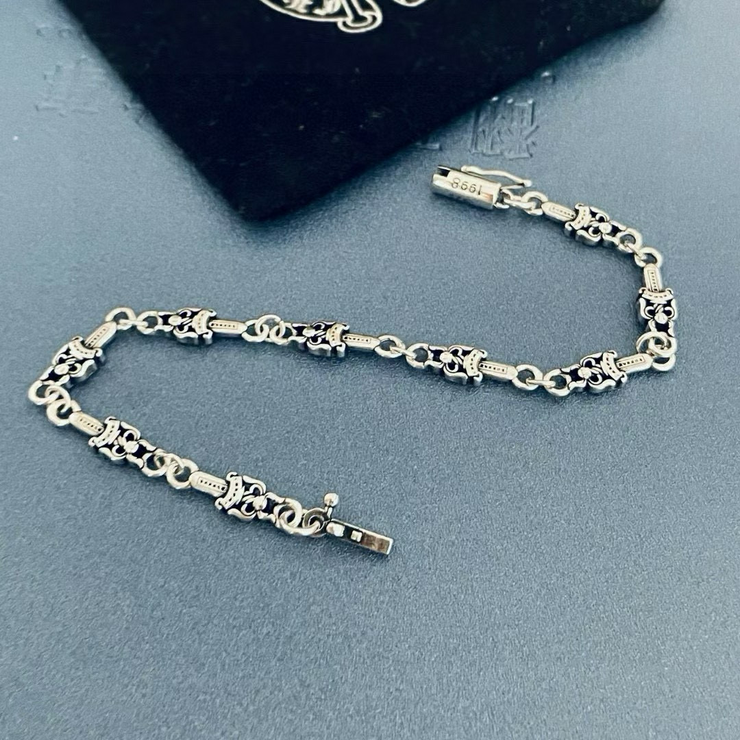 NO:557516,Batch The original Chrome Hearts Chrome Hearts cross bracelet from the counter. Retro and old style. Imported craftsmanship. Seiko quality. Purely handmade. ～Authentic open mold fashion essential. Can be worn by both men and women. Same style for couples. Rock punk Thai silver style. Retro elements. Trendy and versatile. Same style as the official website. Chrome Hearts. Classic cross bracelet. Same style as Sun Honglei star. Full of domineering!  , jewelry boutique, chrome hearts, chrome hearts, bracelet19860909批 专柜原本Chrome Hearts  克罗心十字架手链 复古做旧风格 进口工艺 精工品质 纯手工打造 ～正品开模潮流时尚必备 男女均可佩戴 情侣款同款 摇滚朋克泰银风格 复古元素 潮流百搭 官网同款Chrome Hearts克罗心 经典十字架手链 孙红雷明星同款 霸气十足！,饰品精品,chrome hearts,chrome hearts,bracelet,Jewelry