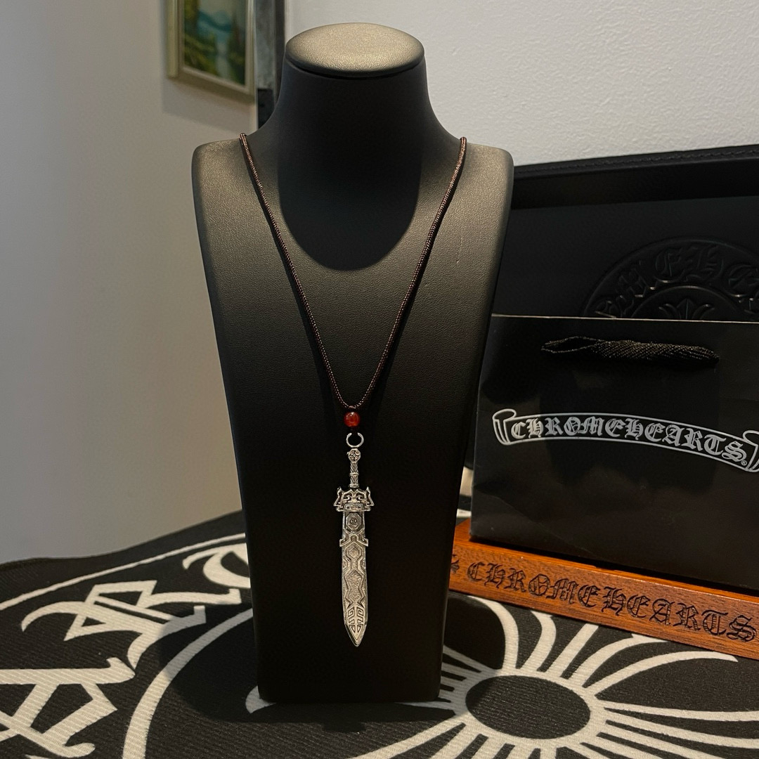 NO:556426,Batch Douyin / Kuaishou / ins / Xiaohongshu / live broadcast popular, new [counter quality] Chrome Hearts Chrome Hearts Leather Cord Sword Necklace, different concave and convex shapes, pattern design style, showing a distinctive cross. The Scout flower is the symbol of Chrome Hearts, so it is more durable. Authentic Chrome Hearts Chrome Hearts is different from the ordinary light version in the market. Match the standard quality. Look at the printing details. The degree of retro ash oxidation. Seiko version!  !  !  Purely handmade ~ Authentic open mold fashion essentials. Can be worn by both men and women. Same style for couples. Official website original. Rock punk Thai silver style. Retro elements. Trendy and versatile!  , jewelry boutique, chrome hearts, chrome hearts, necklace19860909批 抖音/快手/ins/小红书/直播热门 ,新款【专柜品质】Chrome Hearts克罗心皮绳宝剑项链 ,凹凸造型不同的花纹设计风格 呈现出与众不同 十字架 童军花是克罗心的志 所以更经久不衰 正品打版Chrome Hearts克罗心 区别市场普通轻版 对版对标品质 看字印细节 复古做旧灰氧程度.精工版本！！！ 纯手工打造 ～正品开模潮流时尚必备 男女均可佩戴 情侣同款 官网原版 摇滚朋克泰银风格 复古元素 潮流百搭！,饰品精品,chrome hearts,chrome hearts,necklace,Jewelry