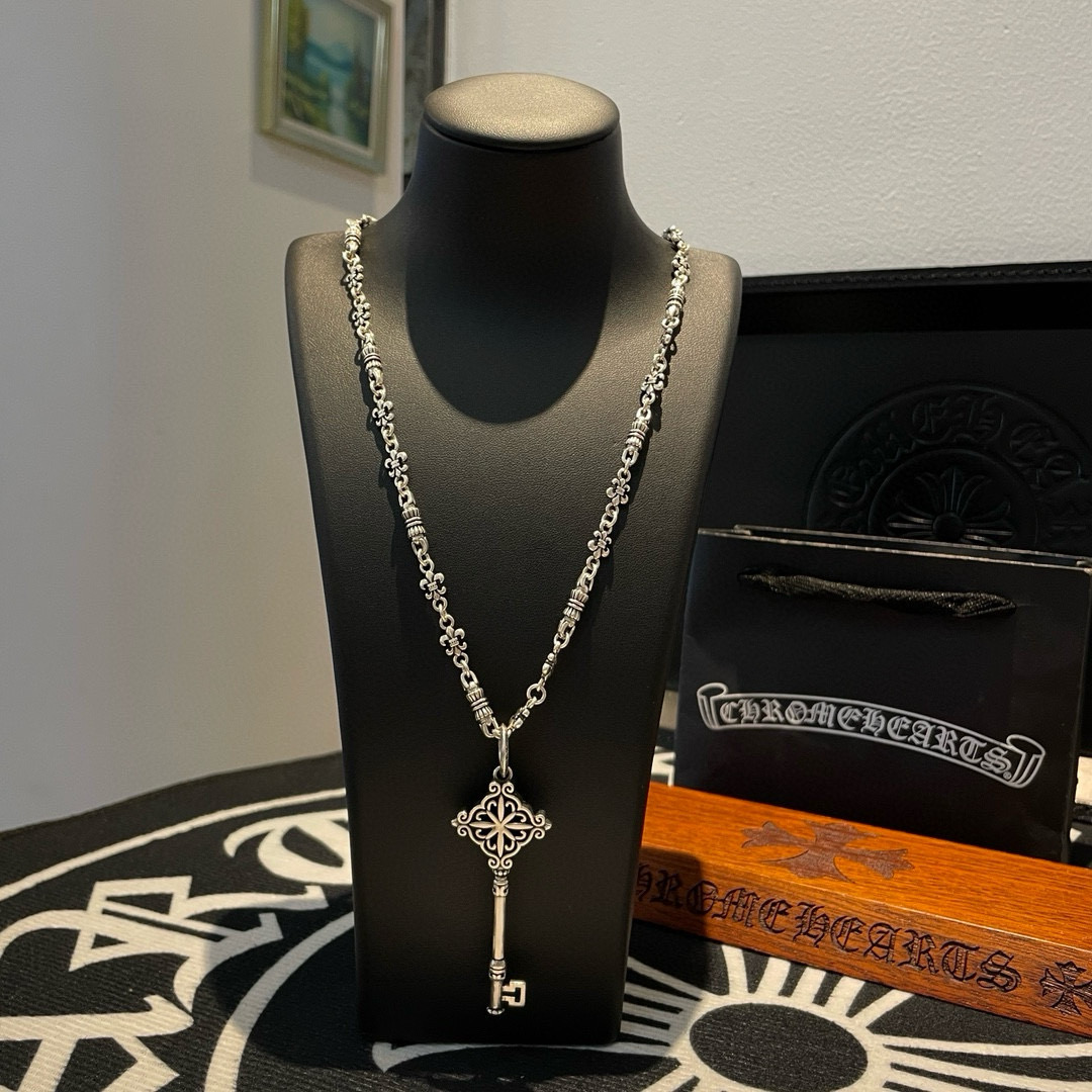 NO:556549,Batch Douyin/Kuaishou/ins/Xiaohongshu/live broadcast popular, new [counter quality] Chrome Hearts Scout flower necklace, key pendant, different pattern design styles with concave and convex shapes, showing a distinctive cross. The Scout flower is the symbol of Chrome Hearts, so it is more durable. Authentic Chrome Hearts Chrome Hearts is different from the ordinary light version in the market. Match the standard quality. Look at the printing details. The degree of retro gray oxidation. Seiko version!  !  !  Purely handmade ~ Authentic open mold fashion essentials. Can be worn by both men and women. Same style for couples. Official website original. Rock punk Thai silver style. Retro elements. Trendy and versatile!  , jewelry boutique, chrome hearts, chrome hearts, necklace19860909批 抖音/快手/ins/小红书/直播热门 ,新款【专柜品质】Chrome Hearts克罗心童军花项链 ,钥匙吊坠,凹凸造型不同的花纹设计风格 呈现出与众不同 十字架 童军花是克罗心的志 所以更经久不衰 正品打版Chrome Hearts克罗心 区别市场普通轻版 对版对标品质 看字印细节 复古做旧灰氧程度.精工版本！！！ 纯手工打造 ～正品开模潮流时尚必备 男女均可佩戴 情侣同款 官网原版 摇滚朋克泰银风格 复古元素 潮流百搭！,饰品精品,chrome hearts,chrome hearts,necklace,Jewelry