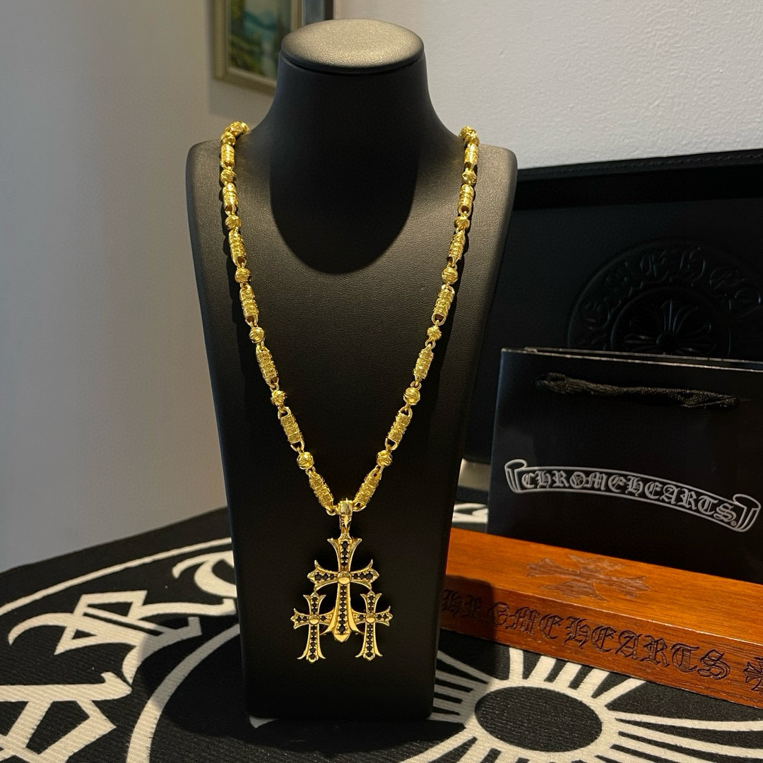 NO:556452,Batch Douyin / Kuaishou / ins / Xiaohongshu / live broadcast popular, new [counter quality] Chrome Hearts Chrome Hearts gold retro cross flower ball necklace, thirty cross pendant, different concave and convex shapes pattern design style, showing a distinctive cross. The Scout flower is the symbol of Chrome Hearts, so it is more durable. Genuine plate-printing Chrome Hearts Chrome Hearts is different from the ordinary light version in the market. Match the standard quality. Look at the printing details. The degree of retro gray oxidation. Seiko version!  !  !  Purely handmade ~ Authentic open mold fashion essentials. Can be worn by both men and women. Same style for couples. Official website original. Rock punk Thai silver style. Retro elements. Trendy and versatile!  , jewelry boutique, chrome hearts, chrome hearts, necklace, gold19860909批 抖音/快手/ins/小红书/直播热门 ,新款【专柜品质】Chrome Hearts克罗心黄金色复古十字花球项链 ,三十十字架吊坠,凹凸造型不同的花纹设计风格 呈现出与众不同 十字架 童军花是克罗心的志 所以更经久不衰 正品打版Chrome Hearts克罗心 区别市场普通轻版 对版对标品质 看字印细节 复古做旧灰氧程度.精工版本！！！ 纯手工打造 ～正品开模潮流时尚必备 男女均可佩戴 情侣同款 官网原版 摇滚朋克泰银风格 复古元素 潮流百搭！,饰品精品,chrome hearts,chrome hearts,necklace,gold,Jewelry