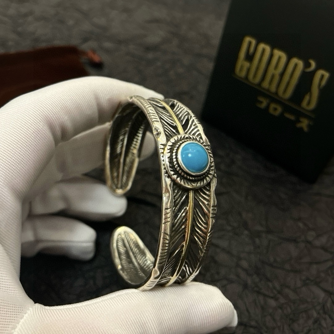 NO:556490,[New product on the shelves] Goro’s Goro Takahashi Feather Turquoise Bracelet, the top version, look for exclusive shooting, focus on the high-end market, absolutely different from the ordinary version!  The product details in the pictures are consistent with ZP!  Original production process, exquisite quality, purely handmade ~ Authentic open mold, fashionable must-have, can be worn by both men and women, same style for couples, rock punk Thai silver style, retro elements, trendy and versatile, same style as the official website, boutique jewelry, bracelet19860909【新品上架】Goro’s高桥吾郎羽毛松石手镯 顶级版本 认准独家拍摄 主攻高端市场 绝对区别普通版本！图片产品细节与ZP一致！原版制作工艺 精工品质 纯手工打造 ～正品开模潮流时尚必备 男女均可佩戴 情侣款同款 摇滚朋克泰银风格 复古元素 潮流百搭 官网同款,饰品精品,bracelet,Jewelry