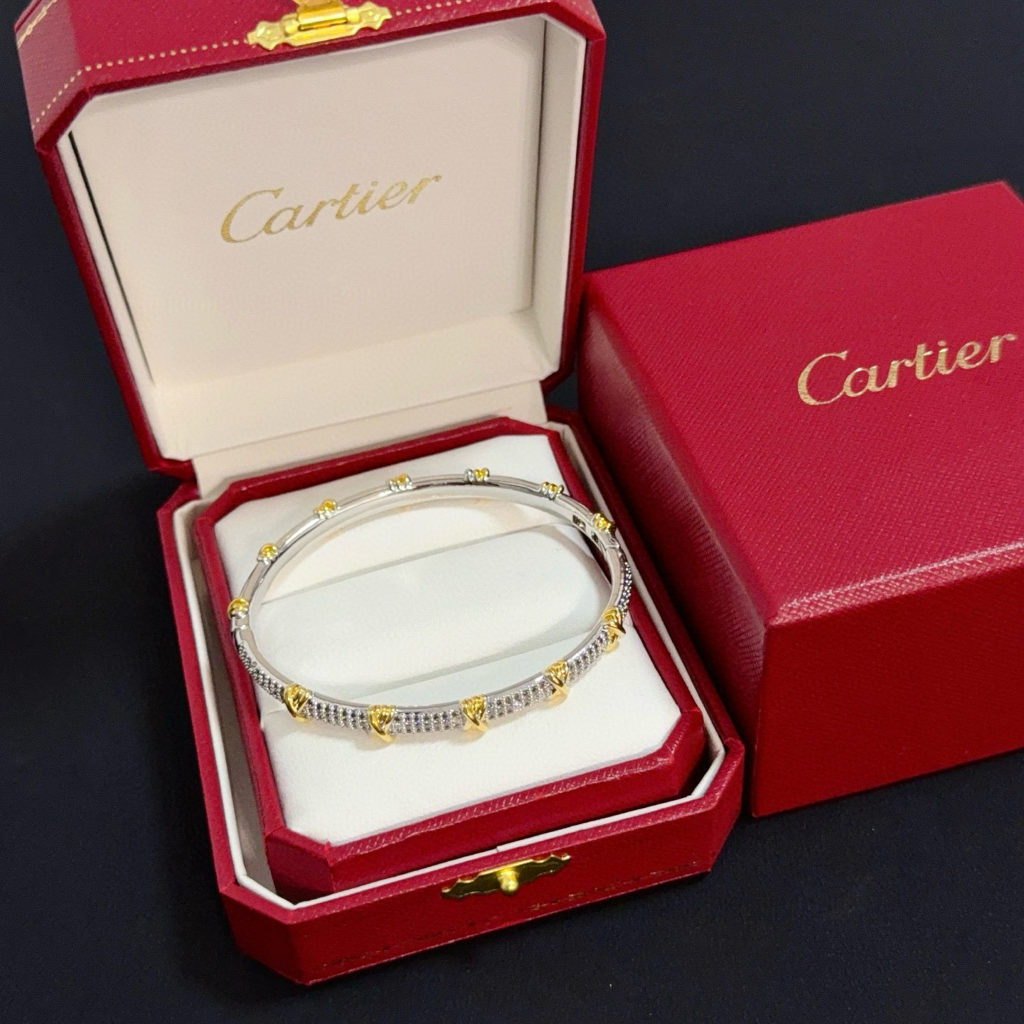 NO:557140,Cartier diamond-encrusted bracelet, high-end customized version, diamond-encrusted craftsmanship, V gold material, classic and fashionable style, reconstruct the aesthetics of love with sharp lines!  Breaking the rules, the diamond-encrusted design actually achieves the ceiling of high-end sense - no need for flashy accumulation, love should be as pure as ever. Cartier is loved by many celebrities and Internet celebrities. The Leopard series bracelet is absolutely an eternal classic, and it is not limited to men and women, and there is no age limit!  Wear it and you will be the center of attention!  , jewelry boutique, cartier, bracelet19860909卡地亚镶钻手镯 高端定制版本 镶嵌钻工艺 V金材质 经典而时尚风格 用凌厉线条重构爱情美学！打破常规,镶嵌钻设计反而成就高级感天花板——无需浮华堆砌,爱本应纯粹如初 卡地亚受众多明星网红的爱戴 豹子系列手镯 绝对是永恒经典 而且男女不限 年龄不限 ！戴上它你就是焦点！,饰品精品,cartier,bracelet,Jewelry