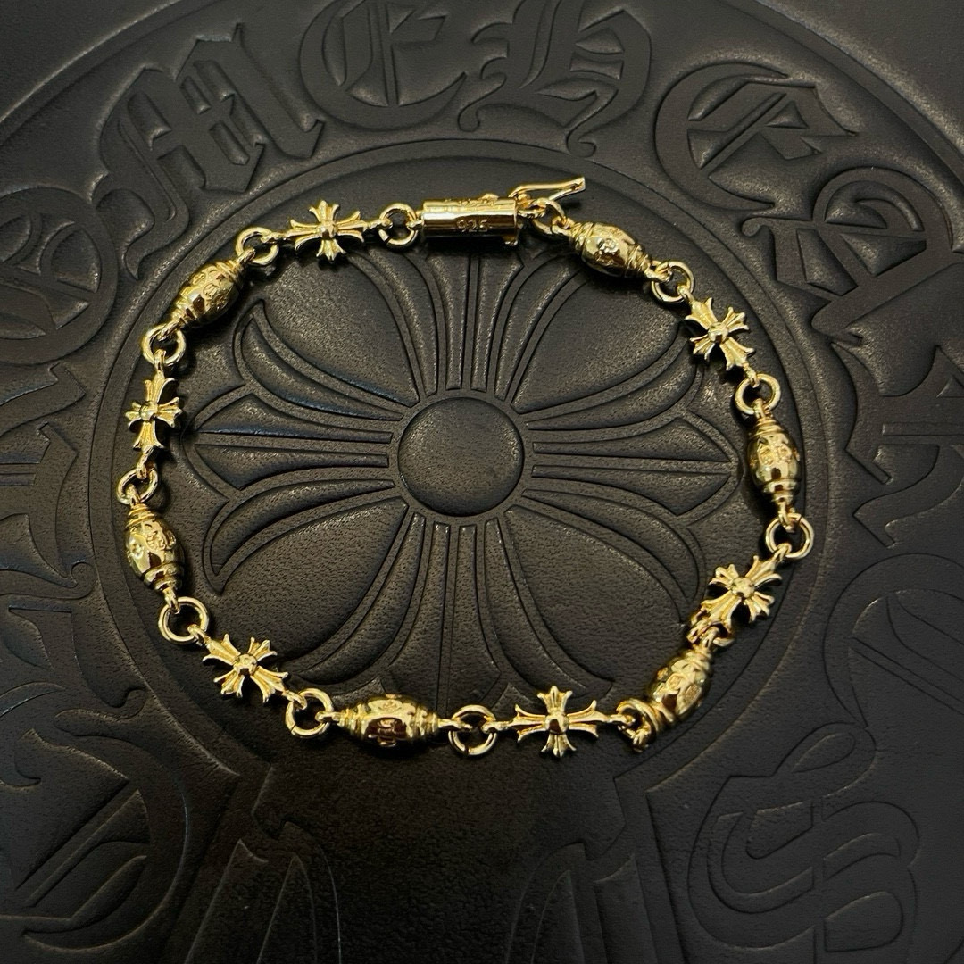 NO:556568,New [counter quality] Chrome Hearts Classic gold Scout flower retro bracelet. Concave and convex shapes with different pattern design styles, showing a distinctive cross. The Scout flower is the symbol of Chrome Hearts, so it is more durable. Genuine pattern-printed Chrome Hearts distinguishes the ordinary light version in the market. Match the version and standard quality. Look at the printing details. The degree of retro gray oxidation. Seiko version!  !  !  Purely handmade ~ Authentic open mold fashion essentials. Can be worn by both men and women. Same style for couples. Official website original. Rock punk Thai silver style. Retro elements. Trendy and versatile!  , jewelry boutique, chrome hearts, chrome hearts, bracelet, gold19860909新款【专柜品质】Chrome Hearts克罗心 经典黄金色童军花复古手链 凹凸造型不同的花纹设计风格 呈现出与众不同 十字架 童军花是克罗心的志 所以更经久不衰 正品打版Chrome Hearts克罗心 区别市场普通轻版 对版对标品质 看字印细节 复古做旧灰氧程度.精工版本！！！ 纯手工打造 ～正品开模潮流时尚必备 男女均可佩戴 情侣同款 官网原版 摇滚朋克泰银风格 复古元素 潮流百搭！,饰品精品,chrome hearts,chrome hearts,bracelet,gold,Jewelry