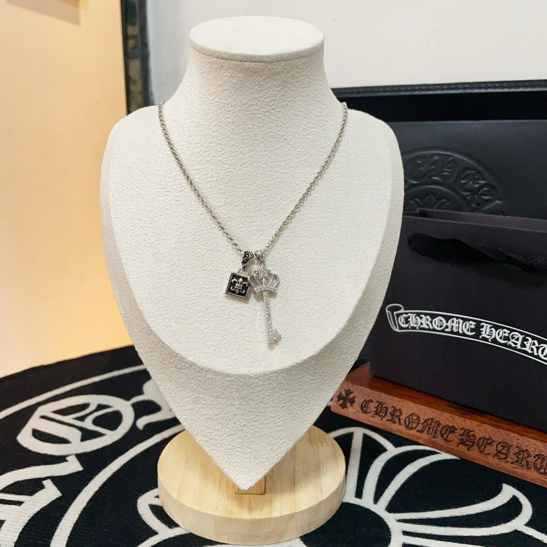 NO:556571,The new [counter quality] Chrome Hearts Classic Square Key Necklace, the concave and convex shapes with different pattern design styles are unique. The cross scout flower is the symbol of Chrome Hearts, so it is more durable. Genuine pattern-printed Chrome Hearts distinguishes the ordinary light version in the market. Match the version and standard quality. Look at the printing details. The degree of retro gray oxidation. Seiko version!  , jewelry boutique, chrome hearts, chrome hearts, necklace19860909新款【专柜品质】Chrome Hearts克罗心经典方牌钥匙项链,凹凸造型不同的花纹设计风格呈现出与众不同 十字架童军花是克罗心的标志 所以更经久不衰 正品打版Chrome Hearts克罗心 区别市场普通轻版 对版对标品质 看字印细节 复古做旧灰氧程度.精工版本！,饰品精品,chrome hearts,chrome hearts,necklace,Jewelry