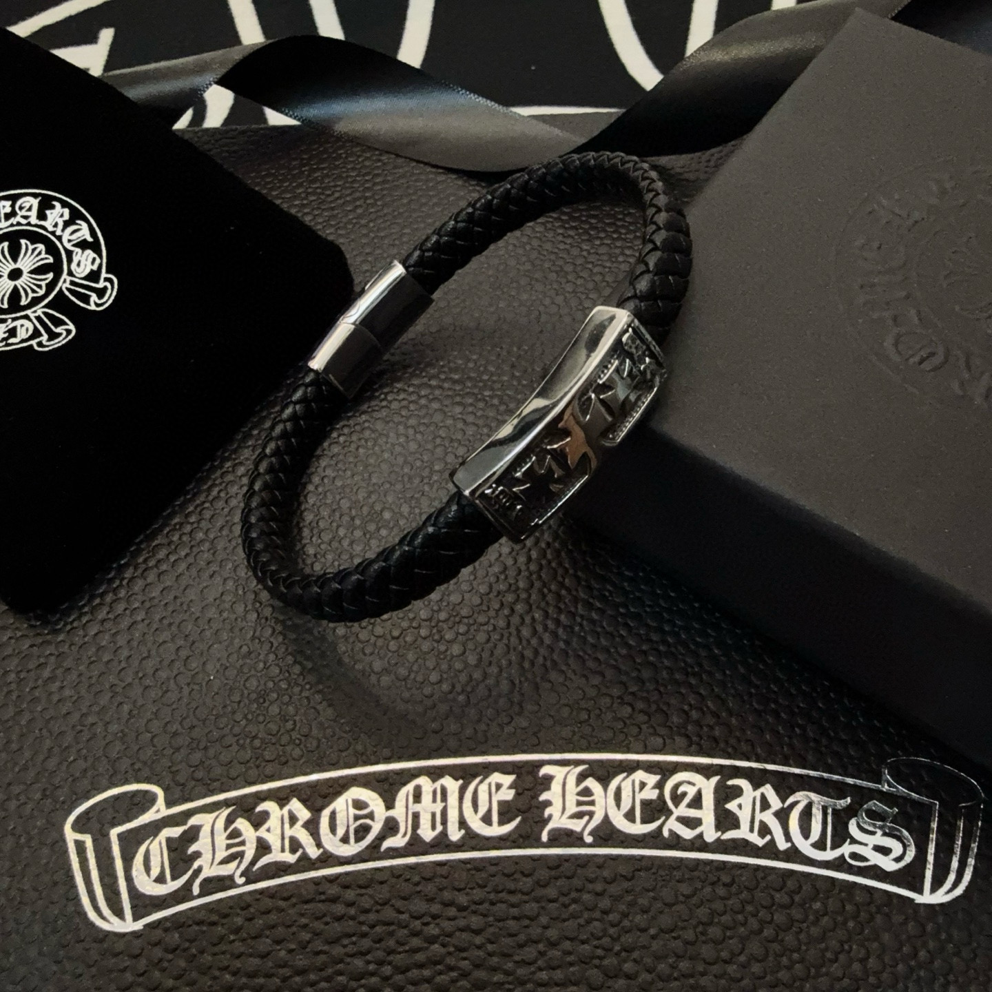 NO:556613,Chrome He@rts Chrome Heart Cross Leather Rope Bracelet ~ Authentic mold-opening, on-plate engraving, original logo, trendy and fashionable must-have, can be worn by both men and women, same style for couples, rock punk Thai silver style, retro elements, trendy and versatile, same style as the official website, boutique jewelry, chrome hearts, chrome hearts, bracelets19860909Chrome He@rts 克罗心十字架皮绳手链～正品开模 对版刻字 原版logo潮流时尚必备 男女均可佩戴 情侣款同款 摇滚朋克泰银风格 复古元素 潮流百搭 官网同款,饰品精品,chrome hearts,chrome hearts,bracelet,Jewelry