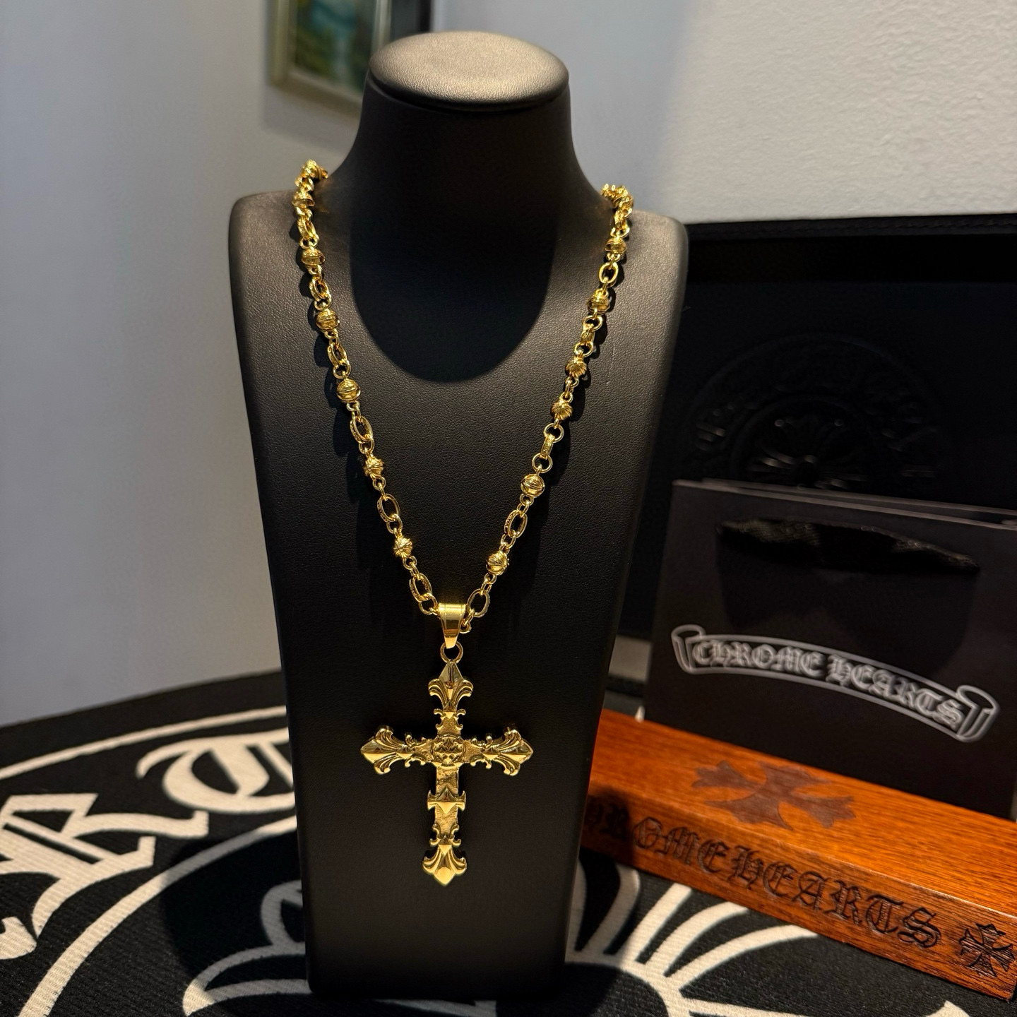 NO:556622,New [counter quality] Chrome Hearts gold-colored cross flower ball necklace, cross pendant. The concave and convex shapes have different pattern design styles, showing a distinctive cross. The Scout flower is the symbol of Chrome Hearts, so it is more durable. Genuine pattern-printed Chrome Hearts distinguishes the ordinary light version in the market. Match the version and standard quality. Look at the printing details. The degree of retro gray oxidation. Seiko version!  !  !  Purely handmade ~ Authentic open mold fashion essentials. Can be worn by both men and women. Same style for couples. Official website original. Rock punk Thai silver style. Retro elements. Trendy and versatile!  , jewelry boutique, chrome hearts, chrome hearts, necklace, gold19860909新款【专柜品质】Chrome Hearts克罗心黄金色十字花球项链,十字架吊坠 凹凸造型不同的花纹设计风格 呈现出与众不同 十字架 童军花是克罗心的志 所以更经久不衰 正品打版Chrome Hearts克罗心 区别市场普通轻版 对版对标品质 看字印细节 复古做旧灰氧程度.精工版本！！！ 纯手工打造 ～正品开模潮流时尚必备 男女均可佩戴 情侣同款 官网原版 摇滚朋克泰银风格 复古元素 潮流百搭！,饰品精品,chrome hearts,chrome hearts,necklace,gold,Jewelry