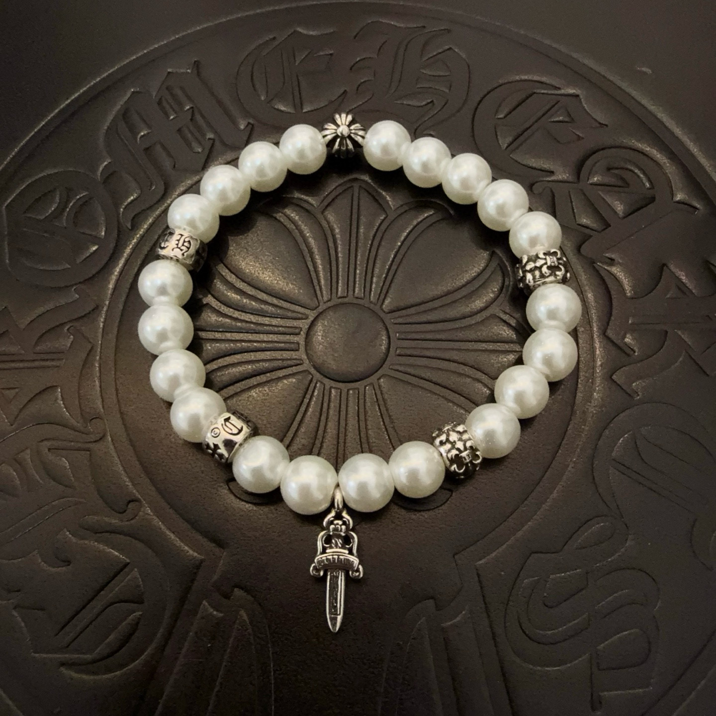 NO:556645,Batch of new [counter quality] Chrome Hearts classic retro multi-element pearl bracelet, popular on Kuaishou/ins/Xiaohongshu, the different concave and convex shapes of the pattern design style are unique. The cross scout flower is the symbol of Chrome Hearts, so it is more durable. Genuine pattern-printing Chrome Hearts distinguishes the ordinary light version in the market. Match the version and standard quality. Look at the printing details. The degree of retro gray oxidation. Seiko version!  , jewelry boutique, chrome hearts, chrome hearts, bracelet19860909批 新款【专柜品质】Chrome Hearts克罗心 经典复古多元素珍珠手串手链 ,快手/ins/小红书热门,凹凸造型不同的花纹设计风格呈现出与众不同 十字架童军花是克罗心的标志 所以更经久不衰 正品打版Chrome Hearts克罗心 区别市场普通轻版 对版对标品质 看字印细节 复古做旧灰氧程度.精工版本！,饰品精品,chrome hearts,chrome hearts,bracelet,Jewelry